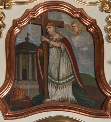 Zdjęcie nr 6: Nastawa ołtarzowa architektoniczna, jednoosiowa, jednokondygnacyjna ze zwieńczeniem. Ołtarz sarkofagowy, wklęsło-wypukły, na cokole, z mensą. Nastawa ujęta parą kolumn o kapitelach kompozytowych, ustawionych na cokołach, dźwigających belkowanie o falistej linii, wyłamane na ich osi, z przerwanym architrawem nad polem środkowym. Na belkowaniu fragmenty przerwanego, falistego przyczółka, dekorowanego rocaille'em, z siedzącymi puttami. Kondygnacja flankowana spływami wolutowymi zdobionymi rocaille'em, opadającymi na cokoły oraz uszami utworzonymi z esowato skręconego akantu. W polu środkowym wnęka w formie stojącego prostokąta zamkniętego łukiem półkolistym nadwieszonym z uskokiem, ujęta profilowaną ramą, z obrazem przedstawiającym św. Piotra i św. Pawła. Zwieńczenie w formie zbliżonej do trapezu, zamkniętego falistym fragmentem gzymsu, flankowane spływami wolutowymi dekorowanymi karbowaną wstęgą oraz rokokowymi kartuszami. W polu obraz św. Heleny w formie zbliżonej do trapezu o falistej linii boków, ujęty profilowaną ramą. Całość zakończona medalionem z monogramem IHS, w otoku z obłoków i dwóch uskrzydlonych główek anielskich, w glorii promienistej. Struktura polichromowana w kolorze beżowym, ze złoconymi kolumnami, ornamentyką i profilami, srebrzonymi detalami i laserowanymi ramami obrazów. 
