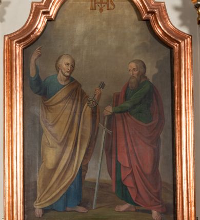 Zdjęcie nr 4: Nastawa ołtarzowa architektoniczna, jednoosiowa, jednokondygnacyjna ze zwieńczeniem. Ołtarz sarkofagowy, wklęsło-wypukły, na cokole, z mensą. Nastawa ujęta parą kolumn o kapitelach kompozytowych, ustawionych na cokołach, dźwigających belkowanie o falistej linii, wyłamane na ich osi, z przerwanym architrawem nad polem środkowym. Na belkowaniu fragmenty przerwanego, falistego przyczółka, dekorowanego rocaille'em, z siedzącymi puttami. Kondygnacja flankowana spływami wolutowymi zdobionymi rocaille'em, opadającymi na cokoły oraz uszami utworzonymi z esowato skręconego akantu. W polu środkowym wnęka w formie stojącego prostokąta zamkniętego łukiem półkolistym nadwieszonym z uskokiem, ujęta profilowaną ramą, z obrazem przedstawiającym św. Piotra i św. Pawła. Zwieńczenie w formie zbliżonej do trapezu, zamkniętego falistym fragmentem gzymsu, flankowane spływami wolutowymi dekorowanymi karbowaną wstęgą oraz rokokowymi kartuszami. W polu obraz św. Heleny w formie zbliżonej do trapezu o falistej linii boków, ujęty profilowaną ramą. Całość zakończona medalionem z monogramem IHS, w otoku z obłoków i dwóch uskrzydlonych główek anielskich, w glorii promienistej. Struktura polichromowana w kolorze beżowym, ze złoconymi kolumnami, ornamentyką i profilami, srebrzonymi detalami i laserowanymi ramami obrazów. 
