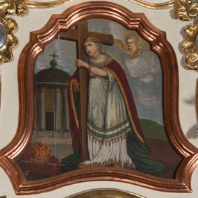 Zdjęcie nr 1: Obraz w formie zbliżonej do trapezu, o wklęsło-wypukłym zarysie boków. W centrum św. Helena ukazana w całej postaci, zwrócona w trzech czwartych w prawo, obiema rękami ujmuje duży krzyż, o który opiera głowę. Twarz ma owalną, o małych oczach, dużym nosie i pełnych ustach. Ubrana jest w białą suknię spodnią, o złoconej lamówce, szarą, krótszą suknię wierzchnią o brzegu dekorowanym zielonymi taśmami i frędzlą, przepasaną. Na ramiona ma narzucony ciemnoczerwony płaszcz o złoconej lamówce i dekoracyjnym obwiedzeniu otworu na głowę, z zieloną podszewką. Na głowie ma prześwitujący, biały welon i diadem, na szyi dwa sznury pereł. W lewym dolnym rogu obrazu czerwona poduszka, na której leży korona zamknięta i berło. Święta ukazana na tle pejzażu z rotundą otoczoną kolumnadą. Na tle nieba unosi się uskrzydlona główka anielska. 

