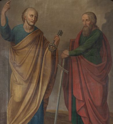 Zdjęcie nr 1: Obraz w formie stojącego prostokąta zamkniętego łukiem półkolistym nadwieszonym z uskokiem z przedstawieniem św. Piotra i św. Pawła w całej postaci. Święty Piotr w lewej części obrazu, zwrócony w trzech czwartych w lewo, w kontrapoście. W lewej, ugiętej ręce trzyma klucze, prawą unosi wysoko z dłonią w geście wskazującym. Twarz ma pociągłą, z wysokim czołem, o migdałowatych oczach skierowanych w górę, prostym nosie i o pełnych ustach; okoloną białą, krótką brodą oraz krótkimi, siwymi włosami, z łysiną na głowie. Ubrany jest w jasnoniebieską tunikę oraz żółty płaszcz przewiązany diagonalnie przez lewe ramię. Święty Paweł w prawej części obrazu, zwrócony w trzech czwartych w prawo, w kontrapoście, obie dłonie kładzie na rękojeści miecza opartego o ziemię, prawą przytrzymuje przy boku księgę. Twarz ma pociągłą, z wysokim czołem, o migdałowatych oczach, prostym nosie i o pełnych ustach; okoloną długą, jasnobrązową brodą i włosami opadającymi na kark. Ubrany jest w zieloną tunikę przepasaną w talii oraz czerwony płaszcz przewiązany diagonalnie przez prawe ramię. Postacie ukazane na tle pejzażu. W górnej części obrazu monogram IHS. 

