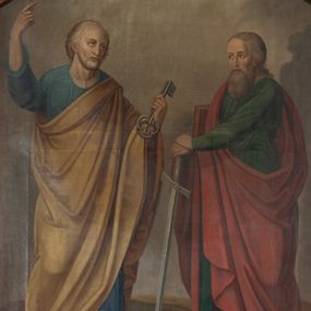 Zdjęcie nr 1: Obraz w formie stojącego prostokąta zamkniętego łukiem półkolistym nadwieszonym z uskokiem z przedstawieniem św. Piotra i św. Pawła w całej postaci. Święty Piotr w lewej części obrazu, zwrócony w trzech czwartych w lewo, w kontrapoście. W lewej, ugiętej ręce trzyma klucze, prawą unosi wysoko z dłonią w geście wskazującym. Twarz ma pociągłą, z wysokim czołem, o migdałowatych oczach skierowanych w górę, prostym nosie i o pełnych ustach; okoloną białą, krótką brodą oraz krótkimi, siwymi włosami, z łysiną na głowie. Ubrany jest w jasnoniebieską tunikę oraz żółty płaszcz przewiązany diagonalnie przez lewe ramię. Święty Paweł w prawej części obrazu, zwrócony w trzech czwartych w prawo, w kontrapoście, obie dłonie kładzie na rękojeści miecza opartego o ziemię, prawą przytrzymuje przy boku księgę. Twarz ma pociągłą, z wysokim czołem, o migdałowatych oczach, prostym nosie i o pełnych ustach; okoloną długą, jasnobrązową brodą i włosami opadającymi na kark. Ubrany jest w zieloną tunikę przepasaną w talii oraz czerwony płaszcz przewiązany diagonalnie przez prawe ramię. Postacie ukazane na tle pejzażu. W górnej części obrazu monogram IHS. 

