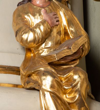 Zdjęcie nr 8: Ambona przyścienna, wisząca, z dostępem przez drzwi w partii zaplecka. Kosz na planie zbliżonym do koła o wklęsło-wypukłym zarysie, na cokole w postaci spłaszczonego wałka, z podwieszeniem w formie zbliżonej do spłaszczonej półkuli, zdobionej rozetami, ujętej lizenami dekorowanymi zwisami, zakończonej szyszką. Ścianki kosza wydzielone pilastrami dźwigającymi belkowanie tworzące parapet. Trzony dekorowane zwisami, ścianki rozetami. Na krawędzi cokołu siedzące figury czterech ewangelistów. Baldachim na planie analogicznym do kosza w formie belkowania z podwieszonym lambrekinem. Na nim woluty tworzące cokół dla wazonu, na którym znajduje się otwarta księga w glorii promienistej. Na księdze napis: „BŁOGOSŁA/WIENI / KTÓRZY / SŁUCHAIĄ / SŁOWA / BOŻEGO, I / STRZEGĄ / GO. / U S(więtego) Łukasza w rozdz(iale) XI wier(sz) [28]”. Na podniebieniu baldachimu gołębica Ducha Świętego w glorii promienistej. Struktura polichromowana w kolorze beżowym, ze złoconymi profilami, ornamentyką i detalami. 