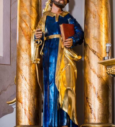 Zdjęcie nr 10: Ołtarz architektoniczny, jednokondygnacyjny, jednoosiowy, ze zwieńczeniem. Ołtarz murowany, prostopadłościenny z antepedium w formie prostokątnego obrazu ze sceną Ostatniej Wieczerzy według fresku Leonarda da Vinci. Na mensie tabernakulum w formie prostopadłościennej skrzyni osadzonej na niewielkim cokole i zwieńczonej gzymsem zdobionym wicią winnej latorośli. Metalowe drzwiczki w kształcie stojącego prostokąta z płyciną z motywem kielicha eucharystycznego, po bokach zdobione wicią winnej latorośli, flankowane parą prostokątnych płycin z motywami płaskorzeźbionych, uskrzydlonych główek anielskich. Na tabernakulum po bokach para figur klęczących aniołów w długich, złoconych sukniach. Retabulum osadzone na wysokim zryzalitowanym ukośnie po bokach cokole. Część środkowa ujęta dwoma parami kolumn ustawionych na tle dwóch par filarów, z czego skrajne bardziej wysunięte. Podpory wspierają wyłamujące się ponad nimi przerwane belkowanie. Zwieńczenie ujęte parą ukośnie ustawionych spływów wolutowych, zamknięte łukiem odcinkowym, flankowane przerwanym wolutowym przyczółkiem. Po bokach retabulum para bramek o przejściach zamkniętych łukami kotarowymi, zwieńczonych fragmentami gzymsów w postaci łuków wklęsło-wypukłych. Trzony filarów zdobione kampanulami, fryz rozetami. Retabulum ujmuje para ażurowych uszaków. Pośrodku przerwanego belkowania monogram maryjny. Pola spływów wolutowych zwieńczenia zdobią motywy kampanuli, szczyt w formie promienistej glorii z okiem Opatrzności pośrodku ujętym kręgiem obłoków. Na przerwanym przyczółku para figur siedzących aniołów w długich, złoconych sukniach. Pole części środkowej w kształcie stojącego prostokąta zamkniętego półkolistym łukiem nadwieszonym z uskokami, ujęte profilowaną, złoconą ramą. W środku obraz Matki Boskiej Pocieszenia, na zasuwie wizerunek św. Jakuba Starszego. Po bokach, między kolumnami para figur, po prawej stronie św. Paweł, po lewej św. Piotr. W zwieńczeniu obraz w kształcie trapezu o wklęsłych ramionach i podstawie, ściętych narożach dolnych, zamknięty łukiem wklęsło-wypukłym z przedstawieniem stygmatyzacji św. Franciszka. Struktura polichromowana w kolorze białym, częściowo marmoryzowana w odcieniach beżów, detal architektoniczny i ornamentyka złocone, marmoryzowane i srebrzone.     