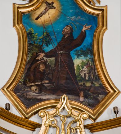 Zdjęcie nr 7: Ołtarz architektoniczny, jednokondygnacyjny, jednoosiowy, ze zwieńczeniem. Ołtarz murowany, prostopadłościenny z antepedium w formie prostokątnego obrazu ze sceną Ostatniej Wieczerzy według fresku Leonarda da Vinci. Na mensie tabernakulum w formie prostopadłościennej skrzyni osadzonej na niewielkim cokole i zwieńczonej gzymsem zdobionym wicią winnej latorośli. Metalowe drzwiczki w kształcie stojącego prostokąta z płyciną z motywem kielicha eucharystycznego, po bokach zdobione wicią winnej latorośli, flankowane parą prostokątnych płycin z motywami płaskorzeźbionych, uskrzydlonych główek anielskich. Na tabernakulum po bokach para figur klęczących aniołów w długich, złoconych sukniach. Retabulum osadzone na wysokim zryzalitowanym ukośnie po bokach cokole. Część środkowa ujęta dwoma parami kolumn ustawionych na tle dwóch par filarów, z czego skrajne bardziej wysunięte. Podpory wspierają wyłamujące się ponad nimi przerwane belkowanie. Zwieńczenie ujęte parą ukośnie ustawionych spływów wolutowych, zamknięte łukiem odcinkowym, flankowane przerwanym wolutowym przyczółkiem. Po bokach retabulum para bramek o przejściach zamkniętych łukami kotarowymi, zwieńczonych fragmentami gzymsów w postaci łuków wklęsło-wypukłych. Trzony filarów zdobione kampanulami, fryz rozetami. Retabulum ujmuje para ażurowych uszaków. Pośrodku przerwanego belkowania monogram maryjny. Pola spływów wolutowych zwieńczenia zdobią motywy kampanuli, szczyt w formie promienistej glorii z okiem Opatrzności pośrodku ujętym kręgiem obłoków. Na przerwanym przyczółku para figur siedzących aniołów w długich, złoconych sukniach. Pole części środkowej w kształcie stojącego prostokąta zamkniętego półkolistym łukiem nadwieszonym z uskokami, ujęte profilowaną, złoconą ramą. W środku obraz Matki Boskiej Pocieszenia, na zasuwie wizerunek św. Jakuba Starszego. Po bokach, między kolumnami para figur, po prawej stronie św. Paweł, po lewej św. Piotr. W zwieńczeniu obraz w kształcie trapezu o wklęsłych ramionach i podstawie, ściętych narożach dolnych, zamknięty łukiem wklęsło-wypukłym z przedstawieniem stygmatyzacji św. Franciszka. Struktura polichromowana w kolorze białym, częściowo marmoryzowana w odcieniach beżów, detal architektoniczny i ornamentyka złocone, marmoryzowane i srebrzone.     