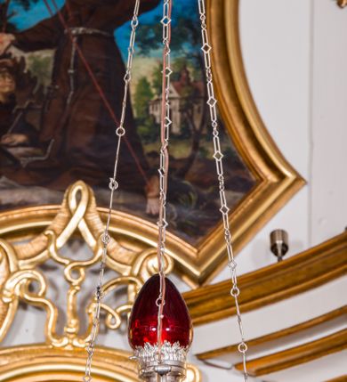 Zdjęcie nr 20: Ołtarz architektoniczny, jednokondygnacyjny, jednoosiowy, ze zwieńczeniem. Ołtarz murowany, prostopadłościenny z antepedium w formie prostokątnego obrazu ze sceną Ostatniej Wieczerzy według fresku Leonarda da Vinci. Na mensie tabernakulum w formie prostopadłościennej skrzyni osadzonej na niewielkim cokole i zwieńczonej gzymsem zdobionym wicią winnej latorośli. Metalowe drzwiczki w kształcie stojącego prostokąta z płyciną z motywem kielicha eucharystycznego, po bokach zdobione wicią winnej latorośli, flankowane parą prostokątnych płycin z motywami płaskorzeźbionych, uskrzydlonych główek anielskich. Na tabernakulum po bokach para figur klęczących aniołów w długich, złoconych sukniach. Retabulum osadzone na wysokim zryzalitowanym ukośnie po bokach cokole. Część środkowa ujęta dwoma parami kolumn ustawionych na tle dwóch par filarów, z czego skrajne bardziej wysunięte. Podpory wspierają wyłamujące się ponad nimi przerwane belkowanie. Zwieńczenie ujęte parą ukośnie ustawionych spływów wolutowych, zamknięte łukiem odcinkowym, flankowane przerwanym wolutowym przyczółkiem. Po bokach retabulum para bramek o przejściach zamkniętych łukami kotarowymi, zwieńczonych fragmentami gzymsów w postaci łuków wklęsło-wypukłych. Trzony filarów zdobione kampanulami, fryz rozetami. Retabulum ujmuje para ażurowych uszaków. Pośrodku przerwanego belkowania monogram maryjny. Pola spływów wolutowych zwieńczenia zdobią motywy kampanuli, szczyt w formie promienistej glorii z okiem Opatrzności pośrodku ujętym kręgiem obłoków. Na przerwanym przyczółku para figur siedzących aniołów w długich, złoconych sukniach. Pole części środkowej w kształcie stojącego prostokąta zamkniętego półkolistym łukiem nadwieszonym z uskokami, ujęte profilowaną, złoconą ramą. W środku obraz Matki Boskiej Pocieszenia, na zasuwie wizerunek św. Jakuba Starszego. Po bokach, między kolumnami para figur, po prawej stronie św. Paweł, po lewej św. Piotr. W zwieńczeniu obraz w kształcie trapezu o wklęsłych ramionach i podstawie, ściętych narożach dolnych, zamknięty łukiem wklęsło-wypukłym z przedstawieniem stygmatyzacji św. Franciszka. Struktura polichromowana w kolorze białym, częściowo marmoryzowana w odcieniach beżów, detal architektoniczny i ornamentyka złocone, marmoryzowane i srebrzone.     