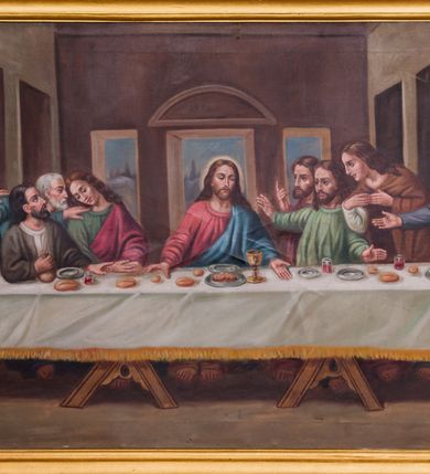 Zdjęcie nr 21: Ołtarz architektoniczny, jednokondygnacyjny, jednoosiowy, ze zwieńczeniem. Ołtarz murowany, prostopadłościenny z antepedium w formie prostokątnego obrazu ze sceną Ostatniej Wieczerzy według fresku Leonarda da Vinci. Na mensie tabernakulum w formie prostopadłościennej skrzyni osadzonej na niewielkim cokole i zwieńczonej gzymsem zdobionym wicią winnej latorośli. Metalowe drzwiczki w kształcie stojącego prostokąta z płyciną z motywem kielicha eucharystycznego, po bokach zdobione wicią winnej latorośli, flankowane parą prostokątnych płycin z motywami płaskorzeźbionych, uskrzydlonych główek anielskich. Na tabernakulum po bokach para figur klęczących aniołów w długich, złoconych sukniach. Retabulum osadzone na wysokim zryzalitowanym ukośnie po bokach cokole. Część środkowa ujęta dwoma parami kolumn ustawionych na tle dwóch par filarów, z czego skrajne bardziej wysunięte. Podpory wspierają wyłamujące się ponad nimi przerwane belkowanie. Zwieńczenie ujęte parą ukośnie ustawionych spływów wolutowych, zamknięte łukiem odcinkowym, flankowane przerwanym wolutowym przyczółkiem. Po bokach retabulum para bramek o przejściach zamkniętych łukami kotarowymi, zwieńczonych fragmentami gzymsów w postaci łuków wklęsło-wypukłych. Trzony filarów zdobione kampanulami, fryz rozetami. Retabulum ujmuje para ażurowych uszaków. Pośrodku przerwanego belkowania monogram maryjny. Pola spływów wolutowych zwieńczenia zdobią motywy kampanuli, szczyt w formie promienistej glorii z okiem Opatrzności pośrodku ujętym kręgiem obłoków. Na przerwanym przyczółku para figur siedzących aniołów w długich, złoconych sukniach. Pole części środkowej w kształcie stojącego prostokąta zamkniętego półkolistym łukiem nadwieszonym z uskokami, ujęte profilowaną, złoconą ramą. W środku obraz Matki Boskiej Pocieszenia, na zasuwie wizerunek św. Jakuba Starszego. Po bokach, między kolumnami para figur, po prawej stronie św. Paweł, po lewej św. Piotr. W zwieńczeniu obraz w kształcie trapezu o wklęsłych ramionach i podstawie, ściętych narożach dolnych, zamknięty łukiem wklęsło-wypukłym z przedstawieniem stygmatyzacji św. Franciszka. Struktura polichromowana w kolorze białym, częściowo marmoryzowana w odcieniach beżów, detal architektoniczny i ornamentyka złocone, marmoryzowane i srebrzone.     