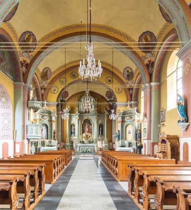 Zdjęcie nr 5: Orientowany kościół św. Urbana w Brzeszczach został wzniesiony w układzie czteroprzęsłowej nawy z prostokątnie zamkniętym prezbiterium, na przedłużeniu którego wzniesiono mniejszą, dwupiętrową zakrystię na rzucie prostokąta. Od północy i od południa do nawy dobudowano po jednej kaplicy, łącząc kaplicę południową z dawną zakrystią. Od zachodu do do nawy dostawiono masyw wieżowy z nieznacznie wysuniętą do przodu czworoboczną wieżę, flankowaną po bokach dwoma aneksami tej samej wysokości, co nawa. Kościół oraz dobudowane kaplice i zakrystia zostały przykryte miedzianymi dachami siodłowymi. Przy końcu nawy od wschodu na dachu nadwieszono wieżyczkę na sygnaturkę w formie latarni zwieńczonej baniastym hełmem. Podobną, bardziej przysadzistą wieżyczkę umieszczono na dachu kaplicy północnej. Elewacje zewnętrzne przeprute półokrągłymi oknami artykułowano za pomocą pilastrów o prostych głowicach wspartych na wysoki cokołach połączonych ze sobą gzymsem, podtrzymujących fazowane belkowanie przechodzące w profilowany gzyms koronujący. Elewacje wieży podzielona na dwie strefy rozdzielone belkowaniem wyłamanym w partii masywu wieżowego. Górna część wieży uzyskała ścięte naroża. W dolnej strefie w przyziemiu urządzono kruchtę, do której wejście na osi flankowane jest masywnym portalem utworzonym z dwóch czworobocznych podpór wspierających trójkątny przyczółek, ponad którym przepruto półokrągłe okno. Ponad gzymsem, w górnej strefie, zastosowano podział ramowy, ujmujący okulus, który pełni partię cokołową wspierającą flankujące górną część wieży pary pilastrów na każdej z czterech elewacji. Pilastry ustawione na postumentach o gładkich trzonach i kompozytowych głowicach wspierają fazowane belkowanie przechodzące w gzyms koronujący. Pomiędzy pilastrami przepruto półokrągłe okna z umieszczonymi nad nimi odcinkami belkowania. Ponad nimi zamontowano tarcze zegarowe. Wieżę zwieńczono baniastym hełmem z sześcioboczną latarnią nakrytą ostrosłupowym zwieńczeniem z krzyżem. Nawa główna otwiera się do kaplic bocznych za pomocą arkady. Wnętrze nakryto sklepieniem żaglastym. Całe wnętrze obiega marmurowa okładzina w formie boazerii. Chór muzyczny z prospektem organowym zajmuje całą szerokość nawy, wspierając się na dwóch filarach połączonych arkadą. Prosta balustrada chóru nad arkadą jest nieznacznie wypukła. W prezbiterium ustawiono ołtarz główny, a w kaplicach ołtarze boczne. Na ścianie północnej nawy przy prezbiterium zawieszono ambonę. 