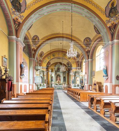 Zdjęcie nr 7: Orientowany kościół św. Urbana w Brzeszczach został wzniesiony w układzie czteroprzęsłowej nawy z prostokątnie zamkniętym prezbiterium, na przedłużeniu którego wzniesiono mniejszą, dwupiętrową zakrystię na rzucie prostokąta. Od północy i od południa do nawy dobudowano po jednej kaplicy, łącząc kaplicę południową z dawną zakrystią. Od zachodu do do nawy dostawiono masyw wieżowy z nieznacznie wysuniętą do przodu czworoboczną wieżę, flankowaną po bokach dwoma aneksami tej samej wysokości, co nawa. Kościół oraz dobudowane kaplice i zakrystia zostały przykryte miedzianymi dachami siodłowymi. Przy końcu nawy od wschodu na dachu nadwieszono wieżyczkę na sygnaturkę w formie latarni zwieńczonej baniastym hełmem. Podobną, bardziej przysadzistą wieżyczkę umieszczono na dachu kaplicy północnej. Elewacje zewnętrzne przeprute półokrągłymi oknami artykułowano za pomocą pilastrów o prostych głowicach wspartych na wysoki cokołach połączonych ze sobą gzymsem, podtrzymujących fazowane belkowanie przechodzące w profilowany gzyms koronujący. Elewacje wieży podzielona na dwie strefy rozdzielone belkowaniem wyłamanym w partii masywu wieżowego. Górna część wieży uzyskała ścięte naroża. W dolnej strefie w przyziemiu urządzono kruchtę, do której wejście na osi flankowane jest masywnym portalem utworzonym z dwóch czworobocznych podpór wspierających trójkątny przyczółek, ponad którym przepruto półokrągłe okno. Ponad gzymsem, w górnej strefie, zastosowano podział ramowy, ujmujący okulus, który pełni partię cokołową wspierającą flankujące górną część wieży pary pilastrów na każdej z czterech elewacji. Pilastry ustawione na postumentach o gładkich trzonach i kompozytowych głowicach wspierają fazowane belkowanie przechodzące w gzyms koronujący. Pomiędzy pilastrami przepruto półokrągłe okna z umieszczonymi nad nimi odcinkami belkowania. Ponad nimi zamontowano tarcze zegarowe. Wieżę zwieńczono baniastym hełmem z sześcioboczną latarnią nakrytą ostrosłupowym zwieńczeniem z krzyżem. Nawa główna otwiera się do kaplic bocznych za pomocą arkady. Wnętrze nakryto sklepieniem żaglastym. Całe wnętrze obiega marmurowa okładzina w formie boazerii. Chór muzyczny z prospektem organowym zajmuje całą szerokość nawy, wspierając się na dwóch filarach połączonych arkadą. Prosta balustrada chóru nad arkadą jest nieznacznie wypukła. W prezbiterium ustawiono ołtarz główny, a w kaplicach ołtarze boczne. Na ścianie północnej nawy przy prezbiterium zawieszono ambonę. 