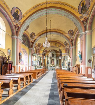 Zdjęcie nr 10: Orientowany kościół św. Urbana w Brzeszczach został wzniesiony w układzie czteroprzęsłowej nawy z prostokątnie zamkniętym prezbiterium, na przedłużeniu którego wzniesiono mniejszą, dwupiętrową zakrystię na rzucie prostokąta. Od północy i od południa do nawy dobudowano po jednej kaplicy, łącząc kaplicę południową z dawną zakrystią. Od zachodu do do nawy dostawiono masyw wieżowy z nieznacznie wysuniętą do przodu czworoboczną wieżę, flankowaną po bokach dwoma aneksami tej samej wysokości, co nawa. Kościół oraz dobudowane kaplice i zakrystia zostały przykryte miedzianymi dachami siodłowymi. Przy końcu nawy od wschodu na dachu nadwieszono wieżyczkę na sygnaturkę w formie latarni zwieńczonej baniastym hełmem. Podobną, bardziej przysadzistą wieżyczkę umieszczono na dachu kaplicy północnej. Elewacje zewnętrzne przeprute półokrągłymi oknami artykułowano za pomocą pilastrów o prostych głowicach wspartych na wysoki cokołach połączonych ze sobą gzymsem, podtrzymujących fazowane belkowanie przechodzące w profilowany gzyms koronujący. Elewacje wieży podzielona na dwie strefy rozdzielone belkowaniem wyłamanym w partii masywu wieżowego. Górna część wieży uzyskała ścięte naroża. W dolnej strefie w przyziemiu urządzono kruchtę, do której wejście na osi flankowane jest masywnym portalem utworzonym z dwóch czworobocznych podpór wspierających trójkątny przyczółek, ponad którym przepruto półokrągłe okno. Ponad gzymsem, w górnej strefie, zastosowano podział ramowy, ujmujący okulus, który pełni partię cokołową wspierającą flankujące górną część wieży pary pilastrów na każdej z czterech elewacji. Pilastry ustawione na postumentach o gładkich trzonach i kompozytowych głowicach wspierają fazowane belkowanie przechodzące w gzyms koronujący. Pomiędzy pilastrami przepruto półokrągłe okna z umieszczonymi nad nimi odcinkami belkowania. Ponad nimi zamontowano tarcze zegarowe. Wieżę zwieńczono baniastym hełmem z sześcioboczną latarnią nakrytą ostrosłupowym zwieńczeniem z krzyżem. Nawa główna otwiera się do kaplic bocznych za pomocą arkady. Wnętrze nakryto sklepieniem żaglastym. Całe wnętrze obiega marmurowa okładzina w formie boazerii. Chór muzyczny z prospektem organowym zajmuje całą szerokość nawy, wspierając się na dwóch filarach połączonych arkadą. Prosta balustrada chóru nad arkadą jest nieznacznie wypukła. W prezbiterium ustawiono ołtarz główny, a w kaplicach ołtarze boczne. Na ścianie północnej nawy przy prezbiterium zawieszono ambonę. 