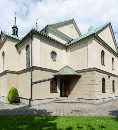 Zdjęcie nr 18: Orientowany kościół św. Urbana w Brzeszczach został wzniesiony w układzie czteroprzęsłowej nawy z prostokątnie zamkniętym prezbiterium, na przedłużeniu którego wzniesiono mniejszą, dwupiętrową zakrystię na rzucie prostokąta. Od północy i od południa do nawy dobudowano po jednej kaplicy, łącząc kaplicę południową z dawną zakrystią. Od zachodu do do nawy dostawiono masyw wieżowy z nieznacznie wysuniętą do przodu czworoboczną wieżę, flankowaną po bokach dwoma aneksami tej samej wysokości, co nawa. Kościół oraz dobudowane kaplice i zakrystia zostały przykryte miedzianymi dachami siodłowymi. Przy końcu nawy od wschodu na dachu nadwieszono wieżyczkę na sygnaturkę w formie latarni zwieńczonej baniastym hełmem. Podobną, bardziej przysadzistą wieżyczkę umieszczono na dachu kaplicy północnej. Elewacje zewnętrzne przeprute półokrągłymi oknami artykułowano za pomocą pilastrów o prostych głowicach wspartych na wysoki cokołach połączonych ze sobą gzymsem, podtrzymujących fazowane belkowanie przechodzące w profilowany gzyms koronujący. Elewacje wieży podzielona na dwie strefy rozdzielone belkowaniem wyłamanym w partii masywu wieżowego. Górna część wieży uzyskała ścięte naroża. W dolnej strefie w przyziemiu urządzono kruchtę, do której wejście na osi flankowane jest masywnym portalem utworzonym z dwóch czworobocznych podpór wspierających trójkątny przyczółek, ponad którym przepruto półokrągłe okno. Ponad gzymsem, w górnej strefie, zastosowano podział ramowy, ujmujący okulus, który pełni partię cokołową wspierającą flankujące górną część wieży pary pilastrów na każdej z czterech elewacji. Pilastry ustawione na postumentach o gładkich trzonach i kompozytowych głowicach wspierają fazowane belkowanie przechodzące w gzyms koronujący. Pomiędzy pilastrami przepruto półokrągłe okna z umieszczonymi nad nimi odcinkami belkowania. Ponad nimi zamontowano tarcze zegarowe. Wieżę zwieńczono baniastym hełmem z sześcioboczną latarnią nakrytą ostrosłupowym zwieńczeniem z krzyżem. Nawa główna otwiera się do kaplic bocznych za pomocą arkady. Wnętrze nakryto sklepieniem żaglastym. Całe wnętrze obiega marmurowa okładzina w formie boazerii. Chór muzyczny z prospektem organowym zajmuje całą szerokość nawy, wspierając się na dwóch filarach połączonych arkadą. Prosta balustrada chóru nad arkadą jest nieznacznie wypukła. W prezbiterium ustawiono ołtarz główny, a w kaplicach ołtarze boczne. Na ścianie północnej nawy przy prezbiterium zawieszono ambonę. 