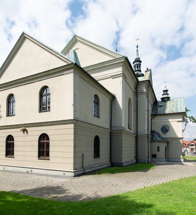 Zdjęcie nr 19: Orientowany kościół św. Urbana w Brzeszczach został wzniesiony w układzie czteroprzęsłowej nawy z prostokątnie zamkniętym prezbiterium, na przedłużeniu którego wzniesiono mniejszą, dwupiętrową zakrystię na rzucie prostokąta. Od północy i od południa do nawy dobudowano po jednej kaplicy, łącząc kaplicę południową z dawną zakrystią. Od zachodu do do nawy dostawiono masyw wieżowy z nieznacznie wysuniętą do przodu czworoboczną wieżę, flankowaną po bokach dwoma aneksami tej samej wysokości, co nawa. Kościół oraz dobudowane kaplice i zakrystia zostały przykryte miedzianymi dachami siodłowymi. Przy końcu nawy od wschodu na dachu nadwieszono wieżyczkę na sygnaturkę w formie latarni zwieńczonej baniastym hełmem. Podobną, bardziej przysadzistą wieżyczkę umieszczono na dachu kaplicy północnej. Elewacje zewnętrzne przeprute półokrągłymi oknami artykułowano za pomocą pilastrów o prostych głowicach wspartych na wysoki cokołach połączonych ze sobą gzymsem, podtrzymujących fazowane belkowanie przechodzące w profilowany gzyms koronujący. Elewacje wieży podzielona na dwie strefy rozdzielone belkowaniem wyłamanym w partii masywu wieżowego. Górna część wieży uzyskała ścięte naroża. W dolnej strefie w przyziemiu urządzono kruchtę, do której wejście na osi flankowane jest masywnym portalem utworzonym z dwóch czworobocznych podpór wspierających trójkątny przyczółek, ponad którym przepruto półokrągłe okno. Ponad gzymsem, w górnej strefie, zastosowano podział ramowy, ujmujący okulus, który pełni partię cokołową wspierającą flankujące górną część wieży pary pilastrów na każdej z czterech elewacji. Pilastry ustawione na postumentach o gładkich trzonach i kompozytowych głowicach wspierają fazowane belkowanie przechodzące w gzyms koronujący. Pomiędzy pilastrami przepruto półokrągłe okna z umieszczonymi nad nimi odcinkami belkowania. Ponad nimi zamontowano tarcze zegarowe. Wieżę zwieńczono baniastym hełmem z sześcioboczną latarnią nakrytą ostrosłupowym zwieńczeniem z krzyżem. Nawa główna otwiera się do kaplic bocznych za pomocą arkady. Wnętrze nakryto sklepieniem żaglastym. Całe wnętrze obiega marmurowa okładzina w formie boazerii. Chór muzyczny z prospektem organowym zajmuje całą szerokość nawy, wspierając się na dwóch filarach połączonych arkadą. Prosta balustrada chóru nad arkadą jest nieznacznie wypukła. W prezbiterium ustawiono ołtarz główny, a w kaplicach ołtarze boczne. Na ścianie północnej nawy przy prezbiterium zawieszono ambonę. 