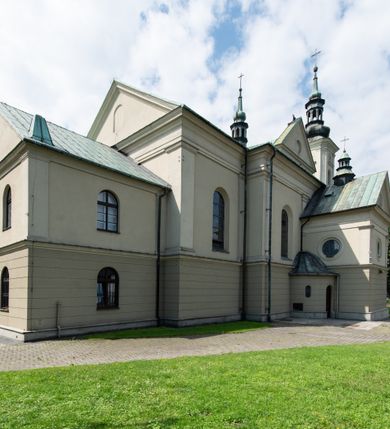 Zdjęcie nr 20: Orientowany kościół św. Urbana w Brzeszczach został wzniesiony w układzie czteroprzęsłowej nawy z prostokątnie zamkniętym prezbiterium, na przedłużeniu którego wzniesiono mniejszą, dwupiętrową zakrystię na rzucie prostokąta. Od północy i od południa do nawy dobudowano po jednej kaplicy, łącząc kaplicę południową z dawną zakrystią. Od zachodu do do nawy dostawiono masyw wieżowy z nieznacznie wysuniętą do przodu czworoboczną wieżę, flankowaną po bokach dwoma aneksami tej samej wysokości, co nawa. Kościół oraz dobudowane kaplice i zakrystia zostały przykryte miedzianymi dachami siodłowymi. Przy końcu nawy od wschodu na dachu nadwieszono wieżyczkę na sygnaturkę w formie latarni zwieńczonej baniastym hełmem. Podobną, bardziej przysadzistą wieżyczkę umieszczono na dachu kaplicy północnej. Elewacje zewnętrzne przeprute półokrągłymi oknami artykułowano za pomocą pilastrów o prostych głowicach wspartych na wysoki cokołach połączonych ze sobą gzymsem, podtrzymujących fazowane belkowanie przechodzące w profilowany gzyms koronujący. Elewacje wieży podzielona na dwie strefy rozdzielone belkowaniem wyłamanym w partii masywu wieżowego. Górna część wieży uzyskała ścięte naroża. W dolnej strefie w przyziemiu urządzono kruchtę, do której wejście na osi flankowane jest masywnym portalem utworzonym z dwóch czworobocznych podpór wspierających trójkątny przyczółek, ponad którym przepruto półokrągłe okno. Ponad gzymsem, w górnej strefie, zastosowano podział ramowy, ujmujący okulus, który pełni partię cokołową wspierającą flankujące górną część wieży pary pilastrów na każdej z czterech elewacji. Pilastry ustawione na postumentach o gładkich trzonach i kompozytowych głowicach wspierają fazowane belkowanie przechodzące w gzyms koronujący. Pomiędzy pilastrami przepruto półokrągłe okna z umieszczonymi nad nimi odcinkami belkowania. Ponad nimi zamontowano tarcze zegarowe. Wieżę zwieńczono baniastym hełmem z sześcioboczną latarnią nakrytą ostrosłupowym zwieńczeniem z krzyżem. Nawa główna otwiera się do kaplic bocznych za pomocą arkady. Wnętrze nakryto sklepieniem żaglastym. Całe wnętrze obiega marmurowa okładzina w formie boazerii. Chór muzyczny z prospektem organowym zajmuje całą szerokość nawy, wspierając się na dwóch filarach połączonych arkadą. Prosta balustrada chóru nad arkadą jest nieznacznie wypukła. W prezbiterium ustawiono ołtarz główny, a w kaplicach ołtarze boczne. Na ścianie północnej nawy przy prezbiterium zawieszono ambonę. 