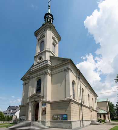 Zdjęcie nr 1: Orientowany kościół św. Urbana w Brzeszczach został wzniesiony w układzie czteroprzęsłowej nawy z prostokątnie zamkniętym prezbiterium, na przedłużeniu którego wzniesiono mniejszą, dwupiętrową zakrystię na rzucie prostokąta. Od północy i od południa do nawy dobudowano po jednej kaplicy, łącząc kaplicę południową z dawną zakrystią. Od zachodu do do nawy dostawiono masyw wieżowy z nieznacznie wysuniętą do przodu czworoboczną wieżę, flankowaną po bokach dwoma aneksami tej samej wysokości, co nawa. Kościół oraz dobudowane kaplice i zakrystia zostały przykryte miedzianymi dachami siodłowymi. Przy końcu nawy od wschodu na dachu nadwieszono wieżyczkę na sygnaturkę w formie latarni zwieńczonej baniastym hełmem. Podobną, bardziej przysadzistą wieżyczkę umieszczono na dachu kaplicy północnej. Elewacje zewnętrzne przeprute półokrągłymi oknami artykułowano za pomocą pilastrów o prostych głowicach wspartych na wysoki cokołach połączonych ze sobą gzymsem, podtrzymujących fazowane belkowanie przechodzące w profilowany gzyms koronujący. Elewacje wieży podzielona na dwie strefy rozdzielone belkowaniem wyłamanym w partii masywu wieżowego. Górna część wieży uzyskała ścięte naroża. W dolnej strefie w przyziemiu urządzono kruchtę, do której wejście na osi flankowane jest masywnym portalem utworzonym z dwóch czworobocznych podpór wspierających trójkątny przyczółek, ponad którym przepruto półokrągłe okno. Ponad gzymsem, w górnej strefie, zastosowano podział ramowy, ujmujący okulus, który pełni partię cokołową wspierającą flankujące górną część wieży pary pilastrów na każdej z czterech elewacji. Pilastry ustawione na postumentach o gładkich trzonach i kompozytowych głowicach wspierają fazowane belkowanie przechodzące w gzyms koronujący. Pomiędzy pilastrami przepruto półokrągłe okna z umieszczonymi nad nimi odcinkami belkowania. Ponad nimi zamontowano tarcze zegarowe. Wieżę zwieńczono baniastym hełmem z sześcioboczną latarnią nakrytą ostrosłupowym zwieńczeniem z krzyżem. Nawa główna otwiera się do kaplic bocznych za pomocą arkady. Wnętrze nakryto sklepieniem żaglastym. Całe wnętrze obiega marmurowa okładzina w formie boazerii. Chór muzyczny z prospektem organowym zajmuje całą szerokość nawy, wspierając się na dwóch filarach połączonych arkadą. Prosta balustrada chóru nad arkadą jest nieznacznie wypukła. W prezbiterium ustawiono ołtarz główny, a w kaplicach ołtarze boczne. Na ścianie północnej nawy przy prezbiterium zawieszono ambonę. 