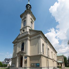 Zdjęcie nr 1: Orientowany kościół św. Urbana w Brzeszczach został wzniesiony w układzie czteroprzęsłowej nawy z prostokątnie zamkniętym prezbiterium, na przedłużeniu którego wzniesiono mniejszą, dwupiętrową zakrystię na rzucie prostokąta. Od północy i od południa do nawy dobudowano po jednej kaplicy, łącząc kaplicę południową z dawną zakrystią. Od zachodu do do nawy dostawiono masyw wieżowy z nieznacznie wysuniętą do przodu czworoboczną wieżę, flankowaną po bokach dwoma aneksami tej samej wysokości, co nawa. Kościół oraz dobudowane kaplice i zakrystia zostały przykryte miedzianymi dachami siodłowymi. Przy końcu nawy od wschodu na dachu nadwieszono wieżyczkę na sygnaturkę w formie latarni zwieńczonej baniastym hełmem. Podobną, bardziej przysadzistą wieżyczkę umieszczono na dachu kaplicy północnej. Elewacje zewnętrzne przeprute półokrągłymi oknami artykułowano za pomocą pilastrów o prostych głowicach wspartych na wysoki cokołach połączonych ze sobą gzymsem, podtrzymujących fazowane belkowanie przechodzące w profilowany gzyms koronujący. Elewacje wieży podzielona na dwie strefy rozdzielone belkowaniem wyłamanym w partii masywu wieżowego. Górna część wieży uzyskała ścięte naroża. W dolnej strefie w przyziemiu urządzono kruchtę, do której wejście na osi flankowane jest masywnym portalem utworzonym z dwóch czworobocznych podpór wspierających trójkątny przyczółek, ponad którym przepruto półokrągłe okno. Ponad gzymsem, w górnej strefie, zastosowano podział ramowy, ujmujący okulus, który pełni partię cokołową wspierającą flankujące górną część wieży pary pilastrów na każdej z czterech elewacji. Pilastry ustawione na postumentach o gładkich trzonach i kompozytowych głowicach wspierają fazowane belkowanie przechodzące w gzyms koronujący. Pomiędzy pilastrami przepruto półokrągłe okna z umieszczonymi nad nimi odcinkami belkowania. Ponad nimi zamontowano tarcze zegarowe. Wieżę zwieńczono baniastym hełmem z sześcioboczną latarnią nakrytą ostrosłupowym zwieńczeniem z krzyżem. Nawa główna otwiera się do kaplic bocznych za pomocą arkady. Wnętrze nakryto sklepieniem żaglastym. Całe wnętrze obiega marmurowa okładzina w formie boazerii. Chór muzyczny z prospektem organowym zajmuje całą szerokość nawy, wspierając się na dwóch filarach połączonych arkadą. Prosta balustrada chóru nad arkadą jest nieznacznie wypukła. W prezbiterium ustawiono ołtarz główny, a w kaplicach ołtarze boczne. Na ścianie północnej nawy przy prezbiterium zawieszono ambonę. 