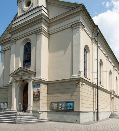 Zdjęcie nr 13: Orientowany kościół św. Urbana w Brzeszczach został wzniesiony w układzie czteroprzęsłowej nawy z prostokątnie zamkniętym prezbiterium, na przedłużeniu którego wzniesiono mniejszą, dwupiętrową zakrystię na rzucie prostokąta. Od północy i od południa do nawy dobudowano po jednej kaplicy, łącząc kaplicę południową z dawną zakrystią. Od zachodu do do nawy dostawiono masyw wieżowy z nieznacznie wysuniętą do przodu czworoboczną wieżę, flankowaną po bokach dwoma aneksami tej samej wysokości, co nawa. Kościół oraz dobudowane kaplice i zakrystia zostały przykryte miedzianymi dachami siodłowymi. Przy końcu nawy od wschodu na dachu nadwieszono wieżyczkę na sygnaturkę w formie latarni zwieńczonej baniastym hełmem. Podobną, bardziej przysadzistą wieżyczkę umieszczono na dachu kaplicy północnej. Elewacje zewnętrzne przeprute półokrągłymi oknami artykułowano za pomocą pilastrów o prostych głowicach wspartych na wysoki cokołach połączonych ze sobą gzymsem, podtrzymujących fazowane belkowanie przechodzące w profilowany gzyms koronujący. Elewacje wieży podzielona na dwie strefy rozdzielone belkowaniem wyłamanym w partii masywu wieżowego. Górna część wieży uzyskała ścięte naroża. W dolnej strefie w przyziemiu urządzono kruchtę, do której wejście na osi flankowane jest masywnym portalem utworzonym z dwóch czworobocznych podpór wspierających trójkątny przyczółek, ponad którym przepruto półokrągłe okno. Ponad gzymsem, w górnej strefie, zastosowano podział ramowy, ujmujący okulus, który pełni partię cokołową wspierającą flankujące górną część wieży pary pilastrów na każdej z czterech elewacji. Pilastry ustawione na postumentach o gładkich trzonach i kompozytowych głowicach wspierają fazowane belkowanie przechodzące w gzyms koronujący. Pomiędzy pilastrami przepruto półokrągłe okna z umieszczonymi nad nimi odcinkami belkowania. Ponad nimi zamontowano tarcze zegarowe. Wieżę zwieńczono baniastym hełmem z sześcioboczną latarnią nakrytą ostrosłupowym zwieńczeniem z krzyżem. Nawa główna otwiera się do kaplic bocznych za pomocą arkady. Wnętrze nakryto sklepieniem żaglastym. Całe wnętrze obiega marmurowa okładzina w formie boazerii. Chór muzyczny z prospektem organowym zajmuje całą szerokość nawy, wspierając się na dwóch filarach połączonych arkadą. Prosta balustrada chóru nad arkadą jest nieznacznie wypukła. W prezbiterium ustawiono ołtarz główny, a w kaplicach ołtarze boczne. Na ścianie północnej nawy przy prezbiterium zawieszono ambonę. 