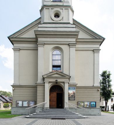 Zdjęcie nr 17: Orientowany kościół św. Urbana w Brzeszczach został wzniesiony w układzie czteroprzęsłowej nawy z prostokątnie zamkniętym prezbiterium, na przedłużeniu którego wzniesiono mniejszą, dwupiętrową zakrystię na rzucie prostokąta. Od północy i od południa do nawy dobudowano po jednej kaplicy, łącząc kaplicę południową z dawną zakrystią. Od zachodu do do nawy dostawiono masyw wieżowy z nieznacznie wysuniętą do przodu czworoboczną wieżę, flankowaną po bokach dwoma aneksami tej samej wysokości, co nawa. Kościół oraz dobudowane kaplice i zakrystia zostały przykryte miedzianymi dachami siodłowymi. Przy końcu nawy od wschodu na dachu nadwieszono wieżyczkę na sygnaturkę w formie latarni zwieńczonej baniastym hełmem. Podobną, bardziej przysadzistą wieżyczkę umieszczono na dachu kaplicy północnej. Elewacje zewnętrzne przeprute półokrągłymi oknami artykułowano za pomocą pilastrów o prostych głowicach wspartych na wysoki cokołach połączonych ze sobą gzymsem, podtrzymujących fazowane belkowanie przechodzące w profilowany gzyms koronujący. Elewacje wieży podzielona na dwie strefy rozdzielone belkowaniem wyłamanym w partii masywu wieżowego. Górna część wieży uzyskała ścięte naroża. W dolnej strefie w przyziemiu urządzono kruchtę, do której wejście na osi flankowane jest masywnym portalem utworzonym z dwóch czworobocznych podpór wspierających trójkątny przyczółek, ponad którym przepruto półokrągłe okno. Ponad gzymsem, w górnej strefie, zastosowano podział ramowy, ujmujący okulus, który pełni partię cokołową wspierającą flankujące górną część wieży pary pilastrów na każdej z czterech elewacji. Pilastry ustawione na postumentach o gładkich trzonach i kompozytowych głowicach wspierają fazowane belkowanie przechodzące w gzyms koronujący. Pomiędzy pilastrami przepruto półokrągłe okna z umieszczonymi nad nimi odcinkami belkowania. Ponad nimi zamontowano tarcze zegarowe. Wieżę zwieńczono baniastym hełmem z sześcioboczną latarnią nakrytą ostrosłupowym zwieńczeniem z krzyżem. Nawa główna otwiera się do kaplic bocznych za pomocą arkady. Wnętrze nakryto sklepieniem żaglastym. Całe wnętrze obiega marmurowa okładzina w formie boazerii. Chór muzyczny z prospektem organowym zajmuje całą szerokość nawy, wspierając się na dwóch filarach połączonych arkadą. Prosta balustrada chóru nad arkadą jest nieznacznie wypukła. W prezbiterium ustawiono ołtarz główny, a w kaplicach ołtarze boczne. Na ścianie północnej nawy przy prezbiterium zawieszono ambonę. 