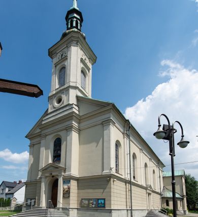 Zdjęcie nr 2: Orientowany kościół św. Urbana w Brzeszczach został wzniesiony w układzie czteroprzęsłowej nawy z prostokątnie zamkniętym prezbiterium, na przedłużeniu którego wzniesiono mniejszą, dwupiętrową zakrystię na rzucie prostokąta. Od północy i od południa do nawy dobudowano po jednej kaplicy, łącząc kaplicę południową z dawną zakrystią. Od zachodu do do nawy dostawiono masyw wieżowy z nieznacznie wysuniętą do przodu czworoboczną wieżę, flankowaną po bokach dwoma aneksami tej samej wysokości, co nawa. Kościół oraz dobudowane kaplice i zakrystia zostały przykryte miedzianymi dachami siodłowymi. Przy końcu nawy od wschodu na dachu nadwieszono wieżyczkę na sygnaturkę w formie latarni zwieńczonej baniastym hełmem. Podobną, bardziej przysadzistą wieżyczkę umieszczono na dachu kaplicy północnej. Elewacje zewnętrzne przeprute półokrągłymi oknami artykułowano za pomocą pilastrów o prostych głowicach wspartych na wysoki cokołach połączonych ze sobą gzymsem, podtrzymujących fazowane belkowanie przechodzące w profilowany gzyms koronujący. Elewacje wieży podzielona na dwie strefy rozdzielone belkowaniem wyłamanym w partii masywu wieżowego. Górna część wieży uzyskała ścięte naroża. W dolnej strefie w przyziemiu urządzono kruchtę, do której wejście na osi flankowane jest masywnym portalem utworzonym z dwóch czworobocznych podpór wspierających trójkątny przyczółek, ponad którym przepruto półokrągłe okno. Ponad gzymsem, w górnej strefie, zastosowano podział ramowy, ujmujący okulus, który pełni partię cokołową wspierającą flankujące górną część wieży pary pilastrów na każdej z czterech elewacji. Pilastry ustawione na postumentach o gładkich trzonach i kompozytowych głowicach wspierają fazowane belkowanie przechodzące w gzyms koronujący. Pomiędzy pilastrami przepruto półokrągłe okna z umieszczonymi nad nimi odcinkami belkowania. Ponad nimi zamontowano tarcze zegarowe. Wieżę zwieńczono baniastym hełmem z sześcioboczną latarnią nakrytą ostrosłupowym zwieńczeniem z krzyżem. Nawa główna otwiera się do kaplic bocznych za pomocą arkady. Wnętrze nakryto sklepieniem żaglastym. Całe wnętrze obiega marmurowa okładzina w formie boazerii. Chór muzyczny z prospektem organowym zajmuje całą szerokość nawy, wspierając się na dwóch filarach połączonych arkadą. Prosta balustrada chóru nad arkadą jest nieznacznie wypukła. W prezbiterium ustawiono ołtarz główny, a w kaplicach ołtarze boczne. Na ścianie północnej nawy przy prezbiterium zawieszono ambonę. 