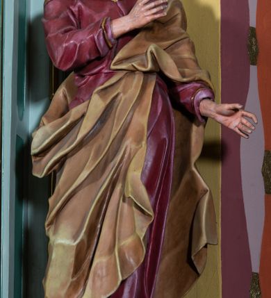 Zdjęcie nr 22: Ołtarz przyścienny, prostopadłościenny, z antepedium, na którym umieszczone są rzeźbione litery IHS; mensa drewniana z kamiennym portatylem. Na mensie znajduje się tabernakulum o kształcie graniastosłupa, z drzwiczkami ozdobionymi rzeźbionym kielichem z hostią. Nastawa ołtarzowa jest architektoniczna, jednoosiowa, jednokondygnacyjna ze zwieńczeniem. Osadzona na podwójnym postumencie, flankowana pilastrami o kompozytowych kapitelach i kanelowanymi kolumnami o kompozytowych kapitelach, które podtrzymują belkowanie. Ponad belkowaniem znajduje się przełamany przyczółek w formie łuku półkolistego, bogato profilowany, ozdobiony ulistnionymi konsolkami i rozetami oraz girlandami z owoców. W partii fryzu kartusz o fantazyjnym wykroju, ujęty wolutami i listkami akantu. Na belkowaniu siedzą po bokach nagie putta, odziane w opaski na biodrach, a pośrodku znajduje się krzyż osadzony na postumencie z liśćmi. Po obu stronach ołtarza na konsolach o krawędziach ozdobionych ornamentem małżowinowym stoją figury trudnych do identyfikacji świętych, być może apostołów. W centralnej części ołtarza wnęka prostokątna, zamknięta łukiem półkolistym. W niej obraz z przedstawieniem „Jezu ufam Tobie”. 