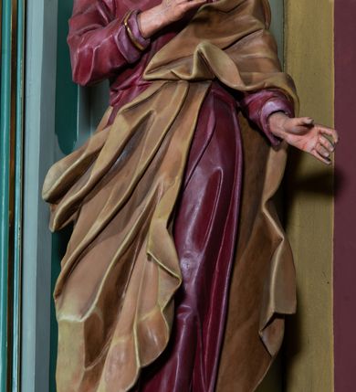 Zdjęcie nr 21: Ołtarz przyścienny, prostopadłościenny, z antepedium, na którym umieszczone są rzeźbione litery IHS; mensa drewniana z kamiennym portatylem. Na mensie znajduje się tabernakulum o kształcie graniastosłupa, z drzwiczkami ozdobionymi rzeźbionym kielichem z hostią. Nastawa ołtarzowa jest architektoniczna, jednoosiowa, jednokondygnacyjna ze zwieńczeniem. Osadzona na podwójnym postumencie, flankowana pilastrami o kompozytowych kapitelach i kanelowanymi kolumnami o kompozytowych kapitelach, które podtrzymują belkowanie. Ponad belkowaniem znajduje się przełamany przyczółek w formie łuku półkolistego, bogato profilowany, ozdobiony ulistnionymi konsolkami i rozetami oraz girlandami z owoców. W partii fryzu kartusz o fantazyjnym wykroju, ujęty wolutami i listkami akantu. Na belkowaniu siedzą po bokach nagie putta, odziane w opaski na biodrach, a pośrodku znajduje się krzyż osadzony na postumencie z liśćmi. Po obu stronach ołtarza na konsolach o krawędziach ozdobionych ornamentem małżowinowym stoją figury trudnych do identyfikacji świętych, być może apostołów. W centralnej części ołtarza wnęka prostokątna, zamknięta łukiem półkolistym. W niej obraz z przedstawieniem „Jezu ufam Tobie”. 