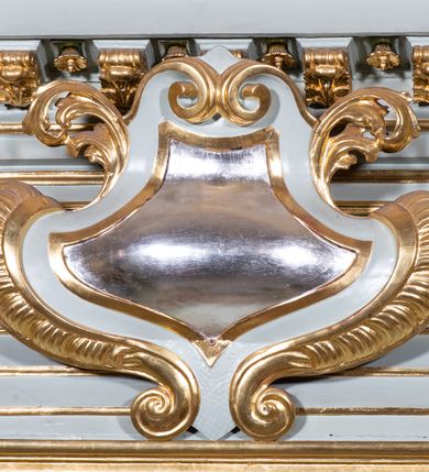 Zdjęcie nr 16: Ołtarz przyścienny, prostopadłościenny, z antepedium, na którym umieszczone są rzeźbione litery IHS; mensa drewniana z kamiennym portatylem. Na mensie znajduje się tabernakulum o kształcie graniastosłupa, z drzwiczkami ozdobionymi rzeźbionym kielichem z hostią. Nastawa ołtarzowa jest architektoniczna, jednoosiowa, jednokondygnacyjna ze zwieńczeniem. Osadzona na podwójnym postumencie, flankowana pilastrami o kompozytowych kapitelach i kanelowanymi kolumnami o kompozytowych kapitelach, które podtrzymują belkowanie. Ponad belkowaniem znajduje się przełamany przyczółek w formie łuku półkolistego, bogato profilowany, ozdobiony ulistnionymi konsolkami i rozetami oraz girlandami z owoców. W partii fryzu kartusz o fantazyjnym wykroju, ujęty wolutami i listkami akantu. Na belkowaniu siedzą po bokach nagie putta, odziane w opaski na biodrach, a pośrodku znajduje się krzyż osadzony na postumencie z liśćmi. Po obu stronach ołtarza na konsolach o krawędziach ozdobionych ornamentem małżowinowym stoją figury trudnych do identyfikacji świętych, być może apostołów. W centralnej części ołtarza wnęka prostokątna, zamknięta łukiem półkolistym. W niej obraz z przedstawieniem „Jezu ufam Tobie”. 