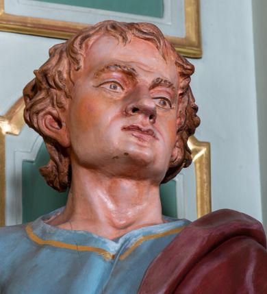 Zdjęcie nr 12: Ołtarz przyścienny, prostopadłościenny, z antepedium, na którym umieszczone są rzeźbione litery IHS; mensa drewniana z kamiennym portatylem. Na mensie znajduje się tabernakulum o kształcie graniastosłupa, z drzwiczkami ozdobionymi rzeźbionym kielichem z hostią. Nastawa ołtarzowa jest architektoniczna, jednoosiowa, jednokondygnacyjna ze zwieńczeniem. Osadzona na podwójnym postumencie, flankowana pilastrami o kompozytowych kapitelach i kanelowanymi kolumnami o kompozytowych kapitelach, które podtrzymują belkowanie. Ponad belkowaniem znajduje się przełamany przyczółek w formie łuku półkolistego, bogato profilowany, ozdobiony ulistnionymi konsolkami i rozetami oraz girlandami z owoców. W partii fryzu kartusz o fantazyjnym wykroju, ujęty wolutami i listkami akantu. Na belkowaniu siedzą po bokach nagie putta, odziane w opaski na biodrach, a pośrodku znajduje się krzyż osadzony na postumencie z liśćmi. Po obu stronach ołtarza na konsolach o krawędziach ozdobionych ornamentem małżowinowym stoją figury trudnych do identyfikacji świętych, być może apostołów. W centralnej części ołtarza wnęka prostokątna, zamknięta łukiem półkolistym. W niej obraz z przedstawieniem „Jezu ufam Tobie”. 