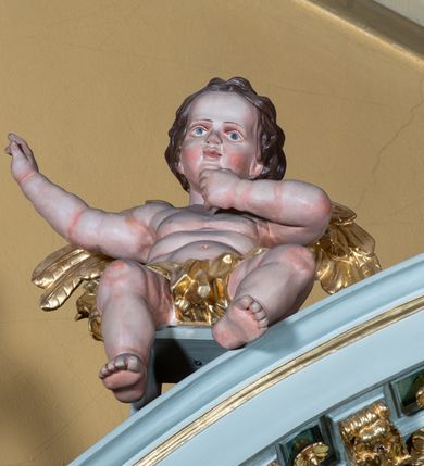 Zdjęcie nr 14: Ołtarz przyścienny, prostopadłościenny, z antepedium, na którym umieszczone są rzeźbione litery IHS; mensa drewniana z kamiennym portatylem. Na mensie znajduje się tabernakulum o kształcie graniastosłupa, z drzwiczkami ozdobionymi rzeźbionym kielichem z hostią. Nastawa ołtarzowa jest architektoniczna, jednoosiowa, jednokondygnacyjna ze zwieńczeniem. Osadzona na podwójnym postumencie, flankowana pilastrami o kompozytowych kapitelach i kanelowanymi kolumnami o kompozytowych kapitelach, które podtrzymują belkowanie. Ponad belkowaniem znajduje się przełamany przyczółek w formie łuku półkolistego, bogato profilowany, ozdobiony ulistnionymi konsolkami i rozetami oraz girlandami z owoców. W partii fryzu kartusz o fantazyjnym wykroju, ujęty wolutami i listkami akantu. Na belkowaniu siedzą po bokach nagie putta, odziane w opaski na biodrach, a pośrodku znajduje się krzyż osadzony na postumencie z liśćmi. Po obu stronach ołtarza na konsolach o krawędziach ozdobionych ornamentem małżowinowym stoją figury trudnych do identyfikacji świętych, być może apostołów. W centralnej części ołtarza wnęka prostokątna, zamknięta łukiem półkolistym. W niej obraz z przedstawieniem „Jezu ufam Tobie”. 