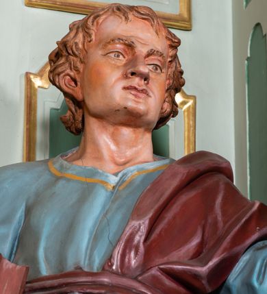 Zdjęcie nr 11: Ołtarz przyścienny, prostopadłościenny, z antepedium, na którym umieszczone są rzeźbione litery IHS; mensa drewniana z kamiennym portatylem. Na mensie znajduje się tabernakulum o kształcie graniastosłupa, z drzwiczkami ozdobionymi rzeźbionym kielichem z hostią. Nastawa ołtarzowa jest architektoniczna, jednoosiowa, jednokondygnacyjna ze zwieńczeniem. Osadzona na podwójnym postumencie, flankowana pilastrami o kompozytowych kapitelach i kanelowanymi kolumnami o kompozytowych kapitelach, które podtrzymują belkowanie. Ponad belkowaniem znajduje się przełamany przyczółek w formie łuku półkolistego, bogato profilowany, ozdobiony ulistnionymi konsolkami i rozetami oraz girlandami z owoców. W partii fryzu kartusz o fantazyjnym wykroju, ujęty wolutami i listkami akantu. Na belkowaniu siedzą po bokach nagie putta, odziane w opaski na biodrach, a pośrodku znajduje się krzyż osadzony na postumencie z liśćmi. Po obu stronach ołtarza na konsolach o krawędziach ozdobionych ornamentem małżowinowym stoją figury trudnych do identyfikacji świętych, być może apostołów. W centralnej części ołtarza wnęka prostokątna, zamknięta łukiem półkolistym. W niej obraz z przedstawieniem „Jezu ufam Tobie”. 