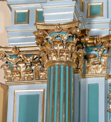 Zdjęcie nr 17: Ołtarz przyścienny, prostopadłościenny, z antepedium, na którym umieszczone są rzeźbione litery IHS; mensa drewniana z kamiennym portatylem. Na mensie znajduje się tabernakulum o kształcie graniastosłupa, z drzwiczkami ozdobionymi rzeźbionym kielichem z hostią. Nastawa ołtarzowa jest architektoniczna, jednoosiowa, jednokondygnacyjna ze zwieńczeniem. Osadzona na podwójnym postumencie, flankowana pilastrami o kompozytowych kapitelach i kanelowanymi kolumnami o kompozytowych kapitelach, które podtrzymują belkowanie. Ponad belkowaniem znajduje się przełamany przyczółek w formie łuku półkolistego, bogato profilowany, ozdobiony ulistnionymi konsolkami i rozetami oraz girlandami z owoców. W partii fryzu kartusz o fantazyjnym wykroju, ujęty wolutami i listkami akantu. Na belkowaniu siedzą po bokach nagie putta, odziane w opaski na biodrach, a pośrodku znajduje się krzyż osadzony na postumencie z liśćmi. Po obu stronach ołtarza na konsolach o krawędziach ozdobionych ornamentem małżowinowym stoją figury trudnych do identyfikacji świętych, być może apostołów. W centralnej części ołtarza wnęka prostokątna, zamknięta łukiem półkolistym. W niej obraz z przedstawieniem „Jezu ufam Tobie”. 