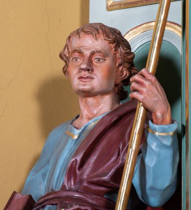 Zdjęcie nr 10: Ołtarz przyścienny, prostopadłościenny, z antepedium, na którym umieszczone są rzeźbione litery IHS; mensa drewniana z kamiennym portatylem. Na mensie znajduje się tabernakulum o kształcie graniastosłupa, z drzwiczkami ozdobionymi rzeźbionym kielichem z hostią. Nastawa ołtarzowa jest architektoniczna, jednoosiowa, jednokondygnacyjna ze zwieńczeniem. Osadzona na podwójnym postumencie, flankowana pilastrami o kompozytowych kapitelach i kanelowanymi kolumnami o kompozytowych kapitelach, które podtrzymują belkowanie. Ponad belkowaniem znajduje się przełamany przyczółek w formie łuku półkolistego, bogato profilowany, ozdobiony ulistnionymi konsolkami i rozetami oraz girlandami z owoców. W partii fryzu kartusz o fantazyjnym wykroju, ujęty wolutami i listkami akantu. Na belkowaniu siedzą po bokach nagie putta, odziane w opaski na biodrach, a pośrodku znajduje się krzyż osadzony na postumencie z liśćmi. Po obu stronach ołtarza na konsolach o krawędziach ozdobionych ornamentem małżowinowym stoją figury trudnych do identyfikacji świętych, być może apostołów. W centralnej części ołtarza wnęka prostokątna, zamknięta łukiem półkolistym. W niej obraz z przedstawieniem „Jezu ufam Tobie”. 