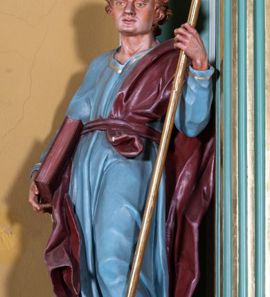 Zdjęcie nr 9: Ołtarz przyścienny, prostopadłościenny, z antepedium, na którym umieszczone są rzeźbione litery IHS; mensa drewniana z kamiennym portatylem. Na mensie znajduje się tabernakulum o kształcie graniastosłupa, z drzwiczkami ozdobionymi rzeźbionym kielichem z hostią. Nastawa ołtarzowa jest architektoniczna, jednoosiowa, jednokondygnacyjna ze zwieńczeniem. Osadzona na podwójnym postumencie, flankowana pilastrami o kompozytowych kapitelach i kanelowanymi kolumnami o kompozytowych kapitelach, które podtrzymują belkowanie. Ponad belkowaniem znajduje się przełamany przyczółek w formie łuku półkolistego, bogato profilowany, ozdobiony ulistnionymi konsolkami i rozetami oraz girlandami z owoców. W partii fryzu kartusz o fantazyjnym wykroju, ujęty wolutami i listkami akantu. Na belkowaniu siedzą po bokach nagie putta, odziane w opaski na biodrach, a pośrodku znajduje się krzyż osadzony na postumencie z liśćmi. Po obu stronach ołtarza na konsolach o krawędziach ozdobionych ornamentem małżowinowym stoją figury trudnych do identyfikacji świętych, być może apostołów. W centralnej części ołtarza wnęka prostokątna, zamknięta łukiem półkolistym. W niej obraz z przedstawieniem „Jezu ufam Tobie”. 