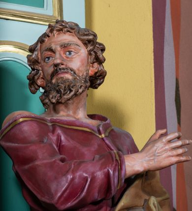 Zdjęcie nr 3: Ołtarz przyścienny, prostopadłościenny, z antepedium, na którym umieszczone są rzeźbione litery IHS; mensa drewniana z kamiennym portatylem. Na mensie znajduje się tabernakulum o kształcie graniastosłupa, z drzwiczkami ozdobionymi rzeźbionym kielichem z hostią. Nastawa ołtarzowa jest architektoniczna, jednoosiowa, jednokondygnacyjna ze zwieńczeniem. Osadzona na podwójnym postumencie, flankowana pilastrami o kompozytowych kapitelach i kanelowanymi kolumnami o kompozytowych kapitelach, które podtrzymują belkowanie. Ponad belkowaniem znajduje się przełamany przyczółek w formie łuku półkolistego, bogato profilowany, ozdobiony ulistnionymi konsolkami i rozetami oraz girlandami z owoców. W partii fryzu kartusz o fantazyjnym wykroju, ujęty wolutami i listkami akantu. Na belkowaniu siedzą po bokach nagie putta, odziane w opaski na biodrach, a pośrodku znajduje się krzyż osadzony na postumencie z liśćmi. Po obu stronach ołtarza na konsolach o krawędziach ozdobionych ornamentem małżowinowym stoją figury trudnych do identyfikacji świętych, być może apostołów. W centralnej części ołtarza wnęka prostokątna, zamknięta łukiem półkolistym. W niej obraz z przedstawieniem „Jezu ufam Tobie”. 