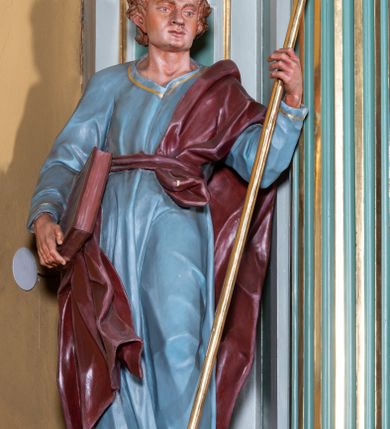 Zdjęcie nr 7: Ołtarz przyścienny, prostopadłościenny, z antepedium, na którym umieszczone są rzeźbione litery IHS; mensa drewniana z kamiennym portatylem. Na mensie znajduje się tabernakulum o kształcie graniastosłupa, z drzwiczkami ozdobionymi rzeźbionym kielichem z hostią. Nastawa ołtarzowa jest architektoniczna, jednoosiowa, jednokondygnacyjna ze zwieńczeniem. Osadzona na podwójnym postumencie, flankowana pilastrami o kompozytowych kapitelach i kanelowanymi kolumnami o kompozytowych kapitelach, które podtrzymują belkowanie. Ponad belkowaniem znajduje się przełamany przyczółek w formie łuku półkolistego, bogato profilowany, ozdobiony ulistnionymi konsolkami i rozetami oraz girlandami z owoców. W partii fryzu kartusz o fantazyjnym wykroju, ujęty wolutami i listkami akantu. Na belkowaniu siedzą po bokach nagie putta, odziane w opaski na biodrach, a pośrodku znajduje się krzyż osadzony na postumencie z liśćmi. Po obu stronach ołtarza na konsolach o krawędziach ozdobionych ornamentem małżowinowym stoją figury trudnych do identyfikacji świętych, być może apostołów. W centralnej części ołtarza wnęka prostokątna, zamknięta łukiem półkolistym. W niej obraz z przedstawieniem „Jezu ufam Tobie”. 