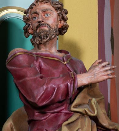 Zdjęcie nr 5: Ołtarz przyścienny, prostopadłościenny, z antepedium, na którym umieszczone są rzeźbione litery IHS; mensa drewniana z kamiennym portatylem. Na mensie znajduje się tabernakulum o kształcie graniastosłupa, z drzwiczkami ozdobionymi rzeźbionym kielichem z hostią. Nastawa ołtarzowa jest architektoniczna, jednoosiowa, jednokondygnacyjna ze zwieńczeniem. Osadzona na podwójnym postumencie, flankowana pilastrami o kompozytowych kapitelach i kanelowanymi kolumnami o kompozytowych kapitelach, które podtrzymują belkowanie. Ponad belkowaniem znajduje się przełamany przyczółek w formie łuku półkolistego, bogato profilowany, ozdobiony ulistnionymi konsolkami i rozetami oraz girlandami z owoców. W partii fryzu kartusz o fantazyjnym wykroju, ujęty wolutami i listkami akantu. Na belkowaniu siedzą po bokach nagie putta, odziane w opaski na biodrach, a pośrodku znajduje się krzyż osadzony na postumencie z liśćmi. Po obu stronach ołtarza na konsolach o krawędziach ozdobionych ornamentem małżowinowym stoją figury trudnych do identyfikacji świętych, być może apostołów. W centralnej części ołtarza wnęka prostokątna, zamknięta łukiem półkolistym. W niej obraz z przedstawieniem „Jezu ufam Tobie”. 