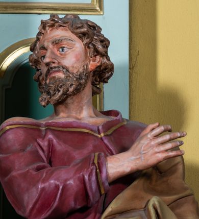 Zdjęcie nr 4: Ołtarz przyścienny, prostopadłościenny, z antepedium, na którym umieszczone są rzeźbione litery IHS; mensa drewniana z kamiennym portatylem. Na mensie znajduje się tabernakulum o kształcie graniastosłupa, z drzwiczkami ozdobionymi rzeźbionym kielichem z hostią. Nastawa ołtarzowa jest architektoniczna, jednoosiowa, jednokondygnacyjna ze zwieńczeniem. Osadzona na podwójnym postumencie, flankowana pilastrami o kompozytowych kapitelach i kanelowanymi kolumnami o kompozytowych kapitelach, które podtrzymują belkowanie. Ponad belkowaniem znajduje się przełamany przyczółek w formie łuku półkolistego, bogato profilowany, ozdobiony ulistnionymi konsolkami i rozetami oraz girlandami z owoców. W partii fryzu kartusz o fantazyjnym wykroju, ujęty wolutami i listkami akantu. Na belkowaniu siedzą po bokach nagie putta, odziane w opaski na biodrach, a pośrodku znajduje się krzyż osadzony na postumencie z liśćmi. Po obu stronach ołtarza na konsolach o krawędziach ozdobionych ornamentem małżowinowym stoją figury trudnych do identyfikacji świętych, być może apostołów. W centralnej części ołtarza wnęka prostokątna, zamknięta łukiem półkolistym. W niej obraz z przedstawieniem „Jezu ufam Tobie”. 