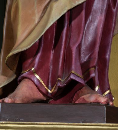 Zdjęcie nr 6: Ołtarz przyścienny, prostopadłościenny, z antepedium, na którym umieszczone są rzeźbione litery IHS; mensa drewniana z kamiennym portatylem. Na mensie znajduje się tabernakulum o kształcie graniastosłupa, z drzwiczkami ozdobionymi rzeźbionym kielichem z hostią. Nastawa ołtarzowa jest architektoniczna, jednoosiowa, jednokondygnacyjna ze zwieńczeniem. Osadzona na podwójnym postumencie, flankowana pilastrami o kompozytowych kapitelach i kanelowanymi kolumnami o kompozytowych kapitelach, które podtrzymują belkowanie. Ponad belkowaniem znajduje się przełamany przyczółek w formie łuku półkolistego, bogato profilowany, ozdobiony ulistnionymi konsolkami i rozetami oraz girlandami z owoców. W partii fryzu kartusz o fantazyjnym wykroju, ujęty wolutami i listkami akantu. Na belkowaniu siedzą po bokach nagie putta, odziane w opaski na biodrach, a pośrodku znajduje się krzyż osadzony na postumencie z liśćmi. Po obu stronach ołtarza na konsolach o krawędziach ozdobionych ornamentem małżowinowym stoją figury trudnych do identyfikacji świętych, być może apostołów. W centralnej części ołtarza wnęka prostokątna, zamknięta łukiem półkolistym. W niej obraz z przedstawieniem „Jezu ufam Tobie”. 