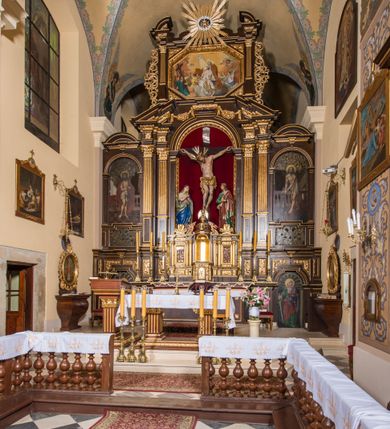 Zdjęcie nr 14: Kompleks klasztorny jest na rzucie czworoboku, z wirydarzem pośrodku i kościołem przylegającym od wschodu. Kościół, zwrócony w kierunku południowo-wschodnim, jest budowlą murowaną z cegły i kamienia, na rzucie podłużnym. Korpus jest jednonawowy i dwuprzęsłowy. Do dwuprzęsłowego prezbiterium na rzucie prostokąta od wschodu przylega zakrystia, do korpusu nawowego kaplica na rzucie ośmioboku z niewysoką przyległością, natomiast do fasady kruchta. Nawa i prezbiterium przekryte są sklepieniami kolebkowymi z lunetami wspartymi na masywnych półfilarach. Przestrzeń prezbiterium od korpusu nawowego oddziela półkolista arkada łuku tęczowego. Artykulację ścian na zewnątrz kościoła stanowią ujmujące okna duże, prostokątne płyciny. Korpus i prezbiterium obiega gzyms koronujący. Szczyt kościoła trójkątny, kruchty w formie nadwieszonego łuku z wycinka elipsy z wklęsłymi uskokami. Do wnętrza prowadzą dwa otwory drzwiowe po wschodniej i północnej stronie kruchty z parą prostokątnych, dwuskrzydłowych drzwi. W szczycie fasady płytka wnęka w kształcie stojącego prostokąta zamkniętego półkoliście z wizerunkiem Niepokalanego Poczęcia Najświętszej Marii Panny, ujęta trzema okrągłymi oknami. W szczycie kruchty analogiczna wnęka z figurą św. Floriana. Pośrodku fasady duże okno w kształcie stojącego prostokąta zamkniętego łukiem odcinkowym. Analogiczne okna w przęsłach korpusu i prezbiterium oraz na jego zamknięciu. Szczyt prezbiterium artykułuje płytka wnęka w kształcie stojącego prostokąta zamkniętego półkoliście z wizerunkiem św. Franciszka adorującego Jezusa na krzyżu flankowana parą okrągłych okien. Korpus i prezbiterium przekryte dachami dwuspadowymi, nad prezbiterium wieżyczka na sygnaturkę. Ściany kaplicy bocznej w formie półkolistych arkad, wypełnionych dużymi oknami z dekoracją maswerkową w górnej partii i przeszklonym otworem drzwiowym, zwieńczonych trójkątnymi szczytami. Ujmują je pary pilastrów, szczyty artykułuje fryz arkadkowy. Kaplicę wieńczy hełm pinaklowy z latarnią. Ściany sąsiedniej przyległości, nakrytej dachem pulpitowym i zakrystii z dachem trójspadowym, artykułuje fryz arkadkowy z lizenami. Tynki pomalowane są w odcieniach żółci. 