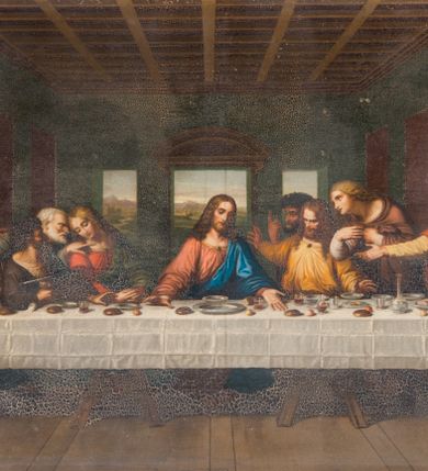 Zdjęcie nr 1: Antepedium w formie leżącego prostokąta, ujętego profilowaną, rzeźbioną ramą, zawiera przedstawienie Ostatniej Wieczerzy. Scena ukazana jest w obszernym wnętrzu otwierającym się trzema prostokątnymi oknami na rozległy pejzaż, przekrytym kasetonowym sufitem. Równolegle do krawędzi kompozycji znajduje się długi, nakryty białym obrusem stół. Pośrodku usytuowana jest postać ubranego w czerwoną suknię i niebieski płaszcz Jezusa o rozłożonych na boki rękach wspieranych na stole. Po obydwu stronach znajdują się ukazane w różnych pozach sylwetki 12 apostołów. Na stole przedstawiono naczynia oraz jedzenie i napoje. Przestrzeń kompozycji buduje perspektywa linearna wyznaczona bryłą wnętrza oraz stołu. Kolorystyka jest stonowana, z przewagą ciemnych barw w odcieniach kolorów ziemi, skontrastowanych bielą obrusa i błękitem płaszcza Jezusa.        