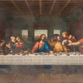 Zdjęcie nr 1: Antepedium w formie leżącego prostokąta, ujętego profilowaną, rzeźbioną ramą, zawiera przedstawienie Ostatniej Wieczerzy. Scena ukazana jest w obszernym wnętrzu otwierającym się trzema prostokątnymi oknami na rozległy pejzaż, przekrytym kasetonowym sufitem. Równolegle do krawędzi kompozycji znajduje się długi, nakryty białym obrusem stół. Pośrodku usytuowana jest postać ubranego w czerwoną suknię i niebieski płaszcz Jezusa o rozłożonych na boki rękach wspieranych na stole. Po obydwu stronach znajdują się ukazane w różnych pozach sylwetki 12 apostołów. Na stole przedstawiono naczynia oraz jedzenie i napoje. Przestrzeń kompozycji buduje perspektywa linearna wyznaczona bryłą wnętrza oraz stołu. Kolorystyka jest stonowana, z przewagą ciemnych barw w odcieniach kolorów ziemi, skontrastowanych bielą obrusa i błękitem płaszcza Jezusa.        