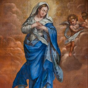 Zdjęcie nr 1: Obraz w kształcie stojącego prostokąta zamkniętego łukiem półkolistym, ujęty ramą w formie złoconego półwałka zawiera wizerunek Matki Boskiej Niepokalanie Poczętej. Maria ukazana jest w pozycji stojącej, w lekkim kontrapoście. Zwróconą w trzech czwartych w lewo głowę lekko pochyla w dół. Owalną twarz charakteryzują delikatne, młodzieńcze rysy, półprzymknięte oczy oraz lekko zaróżowione policzki. Długie, brązowe, falowane włosy opadają na plecy. Maria ubrana jest w białą suknię przewiązaną białym paskiem oraz niebieski płaszcz przewieszony przez lewe ramię, osłaniający biodra i nogi. Głowę okrywa biała chusta opadająca na plecy i ramiona, jej dłuższy koniec podtrzymuje złożonymi na piersiach dłońmi. Maria stoi na obłokach, pod jej stopami jest sierp księżyca. Głowę okala świetlisty nimb oraz krąg 12 gwiazd w formie rozet. Po prawej stronie, pośród obłoków unosi się para aniołków. W prawym, dolnym rogu widoczna jest sylwetka leżącego smoka. Tło przedstawienia stanowi pokryte rozświetlonymi obłokami niebo.