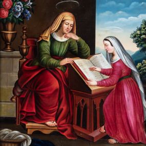 Zdjęcie nr 1: Obraz w kształcie stojącego prostokąta, ujęty profilowaną, częściowo złoconą ramą zawiera przedstawienie św. Anny nauczającej małą Marię. Święta siedzi na drewnianym krześle z podnóżkiem. Zwrócona jest w trzech czwartych w prawo i ubrana w zieloną suknię i czerwony, osłaniający nogi płaszcz. Pod szyją ma białą chustę, a na głowie jasnożółtą, na stopach sandały. Święta Anna lewą ręką podpiera brodę, prawą wskazuje na leżącą na pulpicie dużą, otwartą księgę.  Przed pulpitem stoi w wydatnym wykroku Maria ukazana jako kilkunastoletnia dziewczynka. Zwrócona jest profilem w lewo. Ma na sobie długą, czerwoną suknię przewiązaną w pasie. Głowę osłania długi, biały welon, spod którego widoczne są ciemnobrązowe włosy. Na stopach ma sandały. Maria pochyla się nad księgą, którą ujmuje lewą ręką, prawą wskazując na czytany tekst. Nad głowami Marii i św. Anny unoszą się nieznaczne aureole. Postaci ukazane są we wnętrzu otwierającym się na górzysty krajobraz z parą drzew w dali. Po lewej stronie kompozycji, u dołu znajduje się kosz z białą i niebieską tkaniną.  Tuż obok św. Anny, na kamiennym postumencie stoi wazon z kwiatami. Wyżej widoczna jest półkoliście zamknięta wnęka w ścianie. Nad postaciami, pośród obłoków unosi się pięć uskrzydlonych główek anielskich. Obraz utrzymany jest w żywej, intensywnej kolorystyce.       
