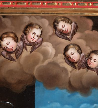 Zdjęcie nr 3: Obraz w kształcie stojącego prostokąta, ujęty profilowaną, częściowo złoconą ramą zawiera przedstawienie św. Anny nauczającej małą Marię. Święta siedzi na drewnianym krześle z podnóżkiem. Zwrócona jest w trzech czwartych w prawo i ubrana w zieloną suknię i czerwony, osłaniający nogi płaszcz. Pod szyją ma białą chustę, a na głowie jasnożółtą, na stopach sandały. Święta Anna lewą ręką podpiera brodę, prawą wskazuje na leżącą na pulpicie dużą, otwartą księgę.  Przed pulpitem stoi w wydatnym wykroku Maria ukazana jako kilkunastoletnia dziewczynka. Zwrócona jest profilem w lewo. Ma na sobie długą, czerwoną suknię przewiązaną w pasie. Głowę osłania długi, biały welon, spod którego widoczne są ciemnobrązowe włosy. Na stopach ma sandały. Maria pochyla się nad księgą, którą ujmuje lewą ręką, prawą wskazując na czytany tekst. Nad głowami Marii i św. Anny unoszą się nieznaczne aureole. Postaci ukazane są we wnętrzu otwierającym się na górzysty krajobraz z parą drzew w dali. Po lewej stronie kompozycji, u dołu znajduje się kosz z białą i niebieską tkaniną.  Tuż obok św. Anny, na kamiennym postumencie stoi wazon z kwiatami. Wyżej widoczna jest półkoliście zamknięta wnęka w ścianie. Nad postaciami, pośród obłoków unosi się pięć uskrzydlonych główek anielskich. Obraz utrzymany jest w żywej, intensywnej kolorystyce.       