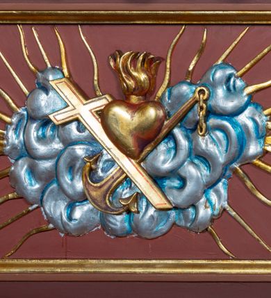 Zdjęcie nr 10: Ołtarz architektoniczny, jednoosiowy, jednokondygnacyjny, ze zwieńczeniem. Retabulum osadzone jest na wysokim, zdwojonym, zryzalitowanym uskokowo cokole. Ołtarz jest prostopadłościenny z drewnianą mensą. Pośrodku mensy znajduje się tabernakulum w formie prostopadłościennej szafki o lekko wypukłej przedniej ściance. Z przodu naroża ujmuje para półkolumienek, z tyłu półwałków. Prostokątne, zamknięte łukiem wklęsło-wypukłym drzwiczki zdobi polichromowane przedstawienie kielicha eucharystycznego na obłokach. Część środkową retabulum ujmuje para kolumn o żłobkowanych trzonach i korynckich kapitelach, ustawionych na tle zdwojonych pilastrów. Podpory dźwigają wyłamujące się ponad nimi belkowanie o silnie wysuniętym gzymsie. Zwieńczenie ma formę aediculi ujętej parą pilastrów i spływów wolutowych, zamkniętej trójkątnym przyczółkiem. Dodatkowo ujęta jest ona przerwanym, półkolistym przyczółkiem. Płycina antepedium jest w kształcie leżącego prostokąta z płaskorzeźbionym motywem złoconego, gorejącego serca, krzyża i kotwicy na tle srebrzonych obłoków ujętych promienistą glorią. Płyciny górnego cokołu (predelli) wypełnia stylizowana ornamentyka roślinna. Część środkową ujmuje para ażurowych uszaków z motywem kwiatu oraz wici akantu. U góry, pośrodku znajduje się uskrzydlona główka anielska. Powyżej, w partii belkowania, którego gzyms zdobi kostokowanie, umieszczony jest kartusz herbowy z monogramem maryjnym. Fryz zdobi stylizowana wić roślinna oraz para uskrzydlonych główek anielskich, natomiast zwieńczenie retabulum m.in. motywy roślinne, rozetki i kampanule. Szczyt tworzy podtrzymująca koronę para aniołów o sylwetkach od pasa w dół w formie liści akantu. Na przerwanym przyczółku znajduje się para przysiadających aniołów w sukniach w kolorze jasnofioletowym i pomarańczowym oraz złoconych płaszczach. Pole w części środkowej ma kształt stojącego prostokąta ujętego profilowaną, złoconą ramą. W środku znajduje się wizerunek Najświętszego Serca Jezusa. Pole w zwieńczeniu ma kształt stojącego owalu ujętego złoconą ramą w formie wieńca laurowego. Zawiera scenę Chrztu Jezusa w Jordanie. 
Struktura retabulum utrzymana jest w odcieniach brązu, partie detalu architektonicznego i ornamentyka są złocone. 
