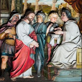 Zdjęcie nr 1: Czternaście płaskorzeźbionych stacji Drogi krzyżowej składa się z przedstawienia ujętego w taką samą architektoniczną, drewnianą ramę. Pole obrazowe uzyskał kształt stojącego prostokąta zamkniętego u góry łukiem odcinkowym. Flankują go smukłe półkolumienki wsparte na niskich bazach, ustawionych na prostokątnym, profilowanym cokole wspartym od dołu po bokach niewielkimi konsolami oraz udekorowanym podwieszonym na osi stylizowanym ornamentem roślinnym. Na cokole umieszczono podpis poszczególnej stacji. Kolumienki podtrzymują profilowane belkowanie w kształcie nadwieszonego trójkąta zwieńczonego krzyżem. Zewnętrze boki trójkąta zdobi ażurowy, złocony ornament roślinny. W polu trójkąta w medalionie wpisano kolejny numer stacji. Strukturę obramienia polichromowano na brązowo, natomiast kolumienki, wieńczące krzyże, ornamenty oraz profile zostały pozłocone. W polach obrazowych znalazły się wielopostaciowe, płaskorzeźbione kompozycje umieszczone najczęściej na tle pejzażu i architektury. Narracja każdego z obrazów skupia się na osobie Chrystusa, któremu towarzyszą inni ludzie, zgodnie z narracją kolejnej stacji. Przedstawione postacie wykonują gwałtowne i dynamiczne gesty. Na ich twarzach o jasnych karnacjach widoczne są różne emocje. Postacie ubrane są w obficie drapowane szaty o intensywnej i kontrastowej kolorystyce. Cykl przedstawia stacje z następującymi podpisami: I. Pan Jezus przez Piłata na śmierć skazany, II. Pan Jezus bierze krzyż na barki, III. Pan Jezus upada po raz pierwszy, IV. Pan Jezus spotyka się ze swoją Matką, V. Panu Jezusowi dopomaga Szymon Cyrenejczyk, VI. Panu Jezusowi ociera twarz św. Weronika, VII. Pan Jezus upada drugi raz, VIII. Pan Jezus pociesza płaczące niewiasty, IX. Pan Jezus upada po raz trzeci, X. Pan Jezus obnażony i żółcią napawany, XI. Pan Jezus do krzyża przybijany, XII. Pan Jezus umiera na krzyżu, XIII. Pan Jezus z krzyża zdjęty, XIV. Pan Jezus złożony w grobie. 