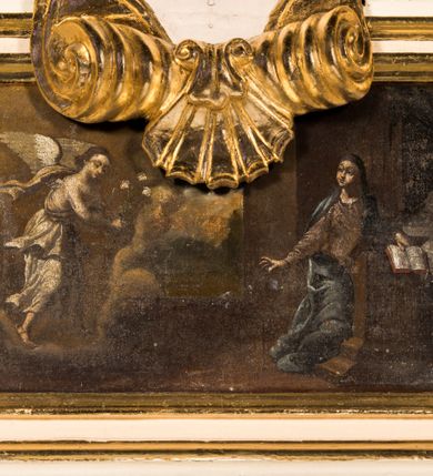 Zdjęcie nr 6: Nastawa ołtarzowa uzyskała charakter przyściennego retabulum jednoosiowego, jednokondygnacyjnego ze zwieńczeniem. Drewniany stipes ołtarzowy przyjął kształt zwężającego się ku dołowi sarkofagu ustawionego na podeście o dwu stopniach, wspierającego mensę. Na mensie na osi ustawiono prostopadłościenne tabernakulum ujęte po bokach spływami wolutowym podtrzymującymi belkowanie. Drzwiczki do tabernakulum uzyskały kształt stojącego prostokąta zamkniętego u góry łukiem nadwieszonym z uskokiem. Retabulum ustawiono na wysokim cokole flankowanym dwoma, dwustrefowymi, przyściennymi filarami, na których ustawiono figury św. Józefa i św. Joachima. Kondygnację nastawy ujmują dwie smukłe kolumny z kapitelami korynckimi, wsparte na dwustopniowych postumentach ustawionych na prostopadłościennych wysuniętych do przodu fragmentach dolnego cokołu, pomiędzy którymi ustawiono tabernakulum. Górną część postumentów zdobią prostokątne płyciny z płaskorzeźbionym ornamentem w polu. Pomiędzy postumentami w strukturze ołtarza umieszczono pole obrazowe w kształcie leżącego prostokąta o ściętych narożach, w którym przedstawiono Zwiastowanie Najświętszej Marii Pannie. Fragment środkowej części tego obrazu przykrywa kartusz zwieńczony dwoma uskrzydlonymi główkami aniołków, a od dołu zakończony muszlą. Kartusz zachodzi także na pole środkowe, które uzyskało kształt prostokąta, zakończonego trójbocznie. Wewnątrz umieszczono w profilowanej ramie obraz Matki Boskiej z Dzieciątkiem w rzymskim typie Salus Populi Romani. Kolumny podtrzymują niepełne, wyłamane na ich osi belkowanie z dwoma przerwanymi przyczółkami. Pomiędzy przyczółkami jako zwieńczenie umieszczono prostokątny obraz o ściętych narożach z przedstawieniem św. Klary. Strukturę ołtarza pomalowano w tonacji jasnobeżowej. Kolumny, profile oraz ornamenty zostały wyzłocone.