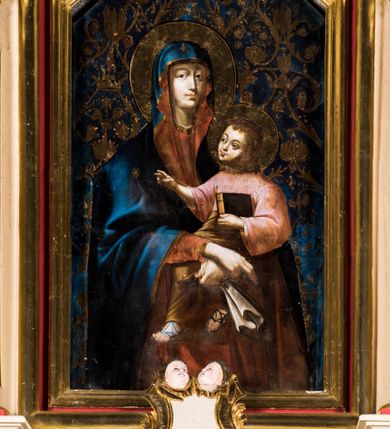 Zdjęcie nr 2: Nastawa ołtarzowa uzyskała charakter przyściennego retabulum jednoosiowego, jednokondygnacyjnego ze zwieńczeniem. Drewniany stipes ołtarzowy przyjął kształt zwężającego się ku dołowi sarkofagu ustawionego na podeście o dwu stopniach, wspierającego mensę. Na mensie na osi ustawiono prostopadłościenne tabernakulum ujęte po bokach spływami wolutowym podtrzymującymi belkowanie. Drzwiczki do tabernakulum uzyskały kształt stojącego prostokąta zamkniętego u góry łukiem nadwieszonym z uskokiem. Retabulum ustawiono na wysokim cokole flankowanym dwoma, dwustrefowymi, przyściennymi filarami, na których ustawiono figury św. Józefa i św. Joachima. Kondygnację nastawy ujmują dwie smukłe kolumny z kapitelami korynckimi, wsparte na dwustopniowych postumentach ustawionych na prostopadłościennych wysuniętych do przodu fragmentach dolnego cokołu, pomiędzy którymi ustawiono tabernakulum. Górną część postumentów zdobią prostokątne płyciny z płaskorzeźbionym ornamentem w polu. Pomiędzy postumentami w strukturze ołtarza umieszczono pole obrazowe w kształcie leżącego prostokąta o ściętych narożach, w którym przedstawiono Zwiastowanie Najświętszej Marii Pannie. Fragment środkowej części tego obrazu przykrywa kartusz zwieńczony dwoma uskrzydlonymi główkami aniołków, a od dołu zakończony muszlą. Kartusz zachodzi także na pole środkowe, które uzyskało kształt prostokąta, zakończonego trójbocznie. Wewnątrz umieszczono w profilowanej ramie obraz Matki Boskiej z Dzieciątkiem w rzymskim typie Salus Populi Romani. Kolumny podtrzymują niepełne, wyłamane na ich osi belkowanie z dwoma przerwanymi przyczółkami. Pomiędzy przyczółkami jako zwieńczenie umieszczono prostokątny obraz o ściętych narożach z przedstawieniem św. Klary. Strukturę ołtarza pomalowano w tonacji jasnobeżowej. Kolumny, profile oraz ornamenty zostały wyzłocone.