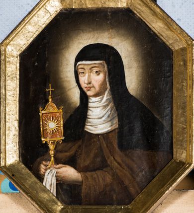 Zdjęcie nr 5: Nastawa ołtarzowa uzyskała charakter przyściennego retabulum jednoosiowego, jednokondygnacyjnego ze zwieńczeniem. Drewniany stipes ołtarzowy przyjął kształt zwężającego się ku dołowi sarkofagu ustawionego na podeście o dwu stopniach, wspierającego mensę. Na mensie na osi ustawiono prostopadłościenne tabernakulum ujęte po bokach spływami wolutowym podtrzymującymi belkowanie. Drzwiczki do tabernakulum uzyskały kształt stojącego prostokąta zamkniętego u góry łukiem nadwieszonym z uskokiem. Retabulum ustawiono na wysokim cokole flankowanym dwoma, dwustrefowymi, przyściennymi filarami, na których ustawiono figury św. Józefa i św. Joachima. Kondygnację nastawy ujmują dwie smukłe kolumny z kapitelami korynckimi, wsparte na dwustopniowych postumentach ustawionych na prostopadłościennych wysuniętych do przodu fragmentach dolnego cokołu, pomiędzy którymi ustawiono tabernakulum. Górną część postumentów zdobią prostokątne płyciny z płaskorzeźbionym ornamentem w polu. Pomiędzy postumentami w strukturze ołtarza umieszczono pole obrazowe w kształcie leżącego prostokąta o ściętych narożach, w którym przedstawiono Zwiastowanie Najświętszej Marii Pannie. Fragment środkowej części tego obrazu przykrywa kartusz zwieńczony dwoma uskrzydlonymi główkami aniołków, a od dołu zakończony muszlą. Kartusz zachodzi także na pole środkowe, które uzyskało kształt prostokąta, zakończonego trójbocznie. Wewnątrz umieszczono w profilowanej ramie obraz Matki Boskiej z Dzieciątkiem w rzymskim typie Salus Populi Romani. Kolumny podtrzymują niepełne, wyłamane na ich osi belkowanie z dwoma przerwanymi przyczółkami. Pomiędzy przyczółkami jako zwieńczenie umieszczono prostokątny obraz o ściętych narożach z przedstawieniem św. Klary. Strukturę ołtarza pomalowano w tonacji jasnobeżowej. Kolumny, profile oraz ornamenty zostały wyzłocone.