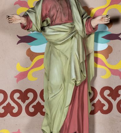 Zdjęcie nr 7: Nastawa ołtarzowa uzyskała charakter przyściennego retabulum jednoosiowego, jednokondygnacyjnego ze zwieńczeniem. Drewniany stipes ołtarzowy przyjął kształt zwężającego się ku dołowi sarkofagu ustawionego na podeście o dwu stopniach, wspierającego mensę. Na mensie na osi ustawiono prostopadłościenne tabernakulum ujęte po bokach spływami wolutowym podtrzymującymi belkowanie. Drzwiczki do tabernakulum uzyskały kształt stojącego prostokąta zamkniętego u góry łukiem nadwieszonym z uskokiem. Retabulum ustawiono na wysokim cokole flankowanym dwoma, dwustrefowymi, przyściennymi filarami, na których ustawiono figury św. Józefa i św. Joachima. Kondygnację nastawy ujmują dwie smukłe kolumny z kapitelami korynckimi, wsparte na dwustopniowych postumentach ustawionych na prostopadłościennych wysuniętych do przodu fragmentach dolnego cokołu, pomiędzy którymi ustawiono tabernakulum. Górną część postumentów zdobią prostokątne płyciny z płaskorzeźbionym ornamentem w polu. Pomiędzy postumentami w strukturze ołtarza umieszczono pole obrazowe w kształcie leżącego prostokąta o ściętych narożach, w którym przedstawiono Zwiastowanie Najświętszej Marii Pannie. Fragment środkowej części tego obrazu przykrywa kartusz zwieńczony dwoma uskrzydlonymi główkami aniołków, a od dołu zakończony muszlą. Kartusz zachodzi także na pole środkowe, które uzyskało kształt prostokąta, zakończonego trójbocznie. Wewnątrz umieszczono w profilowanej ramie obraz Matki Boskiej z Dzieciątkiem w rzymskim typie Salus Populi Romani. Kolumny podtrzymują niepełne, wyłamane na ich osi belkowanie z dwoma przerwanymi przyczółkami. Pomiędzy przyczółkami jako zwieńczenie umieszczono prostokątny obraz o ściętych narożach z przedstawieniem św. Klary. Strukturę ołtarza pomalowano w tonacji jasnobeżowej. Kolumny, profile oraz ornamenty zostały wyzłocone.