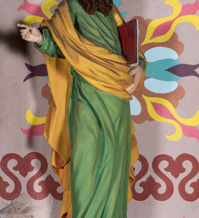 Zdjęcie nr 3: Nastawa ołtarzowa uzyskała charakter przyściennego retabulum jednoosiowego, jednokondygnacyjnego ze zwieńczeniem. Drewniany stipes ołtarzowy przyjął kształt zwężającego się ku dołowi sarkofagu ustawionego na podeście o dwu stopniach, wspierającego mensę. Na mensie na osi ustawiono prostopadłościenne tabernakulum ujęte po bokach spływami wolutowym podtrzymującymi belkowanie. Drzwiczki do tabernakulum uzyskały kształt stojącego prostokąta zamkniętego u góry łukiem nadwieszonym z uskokiem. Retabulum ustawiono na wysokim cokole flankowanym dwoma, dwustrefowymi, przyściennymi filarami, na których ustawiono figury św. Józefa i św. Joachima. Kondygnację nastawy ujmują dwie smukłe kolumny z kapitelami korynckimi, wsparte na dwustopniowych postumentach ustawionych na prostopadłościennych wysuniętych do przodu fragmentach dolnego cokołu, pomiędzy którymi ustawiono tabernakulum. Górną część postumentów zdobią prostokątne płyciny z płaskorzeźbionym ornamentem w polu. Pomiędzy postumentami w strukturze ołtarza umieszczono pole obrazowe w kształcie leżącego prostokąta o ściętych narożach, w którym przedstawiono Zwiastowanie Najświętszej Marii Pannie. Fragment środkowej części tego obrazu przykrywa kartusz zwieńczony dwoma uskrzydlonymi główkami aniołków, a od dołu zakończony muszlą. Kartusz zachodzi także na pole środkowe, które uzyskało kształt prostokąta, zakończonego trójbocznie. Wewnątrz umieszczono w profilowanej ramie obraz Matki Boskiej z Dzieciątkiem w rzymskim typie Salus Populi Romani. Kolumny podtrzymują niepełne, wyłamane na ich osi belkowanie z dwoma przerwanymi przyczółkami. Pomiędzy przyczółkami jako zwieńczenie umieszczono prostokątny obraz o ściętych narożach z przedstawieniem św. Klary. Strukturę ołtarza pomalowano w tonacji jasnobeżowej. Kolumny, profile oraz ornamenty zostały wyzłocone.