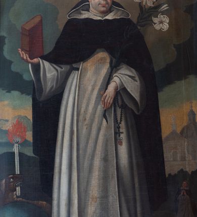 Zdjęcie nr 2: Obraz uzyskał kształt stojącego prostokąta, ujętego w drewnianą, profilowaną ramę. W centrum kompozycji frontalnie przedstawiono w całej postaci św. Dominika z głową nieznacznie ujętą w trzech czwartych w lewo. Święty w odsuniętej od siebie i lekko uniesionej prawej ręce prezentuje zamkniętą księgę, natomiast w lewej trzyma lilię. Ma pociągłą twarz o jasnej karnacji, zapadniętych, rumianych policzkach, wydatny nos i usta. Na łysym, wysokim czole widoczny jest kosmyk siwiejących włosów, które także otaczają jego skronie, odsłaniając prawe ucho. Wokół głowy namalowano jaśniejący nimb. Dominik ubrany jest w biały habit dominikański oraz czarny zakonny płaszcz. Spod szkaplerza widać przypięty do paska różaniec.  U stóp świętego w dolnym, lewym rogu kompozycji leży za błękitnym globem pies trzymający w pysku zapaloną pochodnię. W głębi z prawej strony Dominika widać modlącego się ze złożonymi rękami dominikanina, a za nim fragment zabudowy kościelnej. Powyżej jako tło dla przedstawionego świętego ukazano fantazyjnie kształtowane kotłujące się chmury w tonacji błękitno-zielonej z domieszką ochry. 