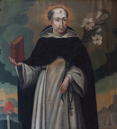 Zdjęcie nr 1: Obraz uzyskał kształt stojącego prostokąta, ujętego w drewnianą, profilowaną ramę. W centrum kompozycji frontalnie przedstawiono w całej postaci św. Dominika z głową nieznacznie ujętą w trzech czwartych w lewo. Święty w odsuniętej od siebie i lekko uniesionej prawej ręce prezentuje zamkniętą księgę, natomiast w lewej trzyma lilię. Ma pociągłą twarz o jasnej karnacji, zapadniętych, rumianych policzkach, wydatny nos i usta. Na łysym, wysokim czole widoczny jest kosmyk siwiejących włosów, które także otaczają jego skronie, odsłaniając prawe ucho. Wokół głowy namalowano jaśniejący nimb. Dominik ubrany jest w biały habit dominikański oraz czarny zakonny płaszcz. Spod szkaplerza widać przypięty do paska różaniec.  U stóp świętego w dolnym, lewym rogu kompozycji leży za błękitnym globem pies trzymający w pysku zapaloną pochodnię. W głębi z prawej strony Dominika widać modlącego się ze złożonymi rękami dominikanina, a za nim fragment zabudowy kościelnej. Powyżej jako tło dla przedstawionego świętego ukazano fantazyjnie kształtowane kotłujące się chmury w tonacji błękitno-zielonej z domieszką ochry. 